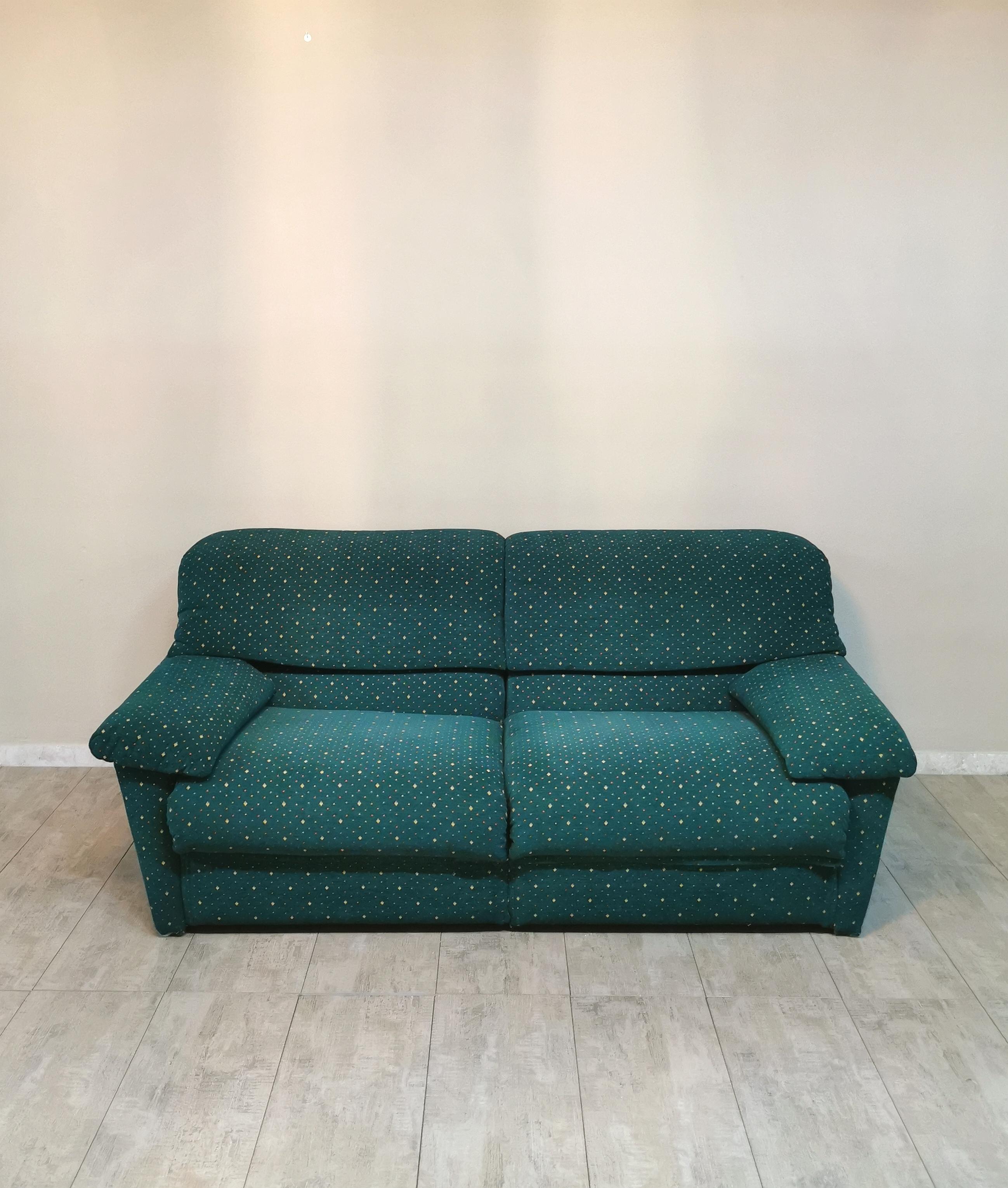 Sofa produced by the Italian company Pol74 postmodern 3-seat in wood green striped velvet depicting small rhombus designs in relief. The sofa has reclining headrests and removable and removable cushions with tear and zip, and also 4 plastic feet.