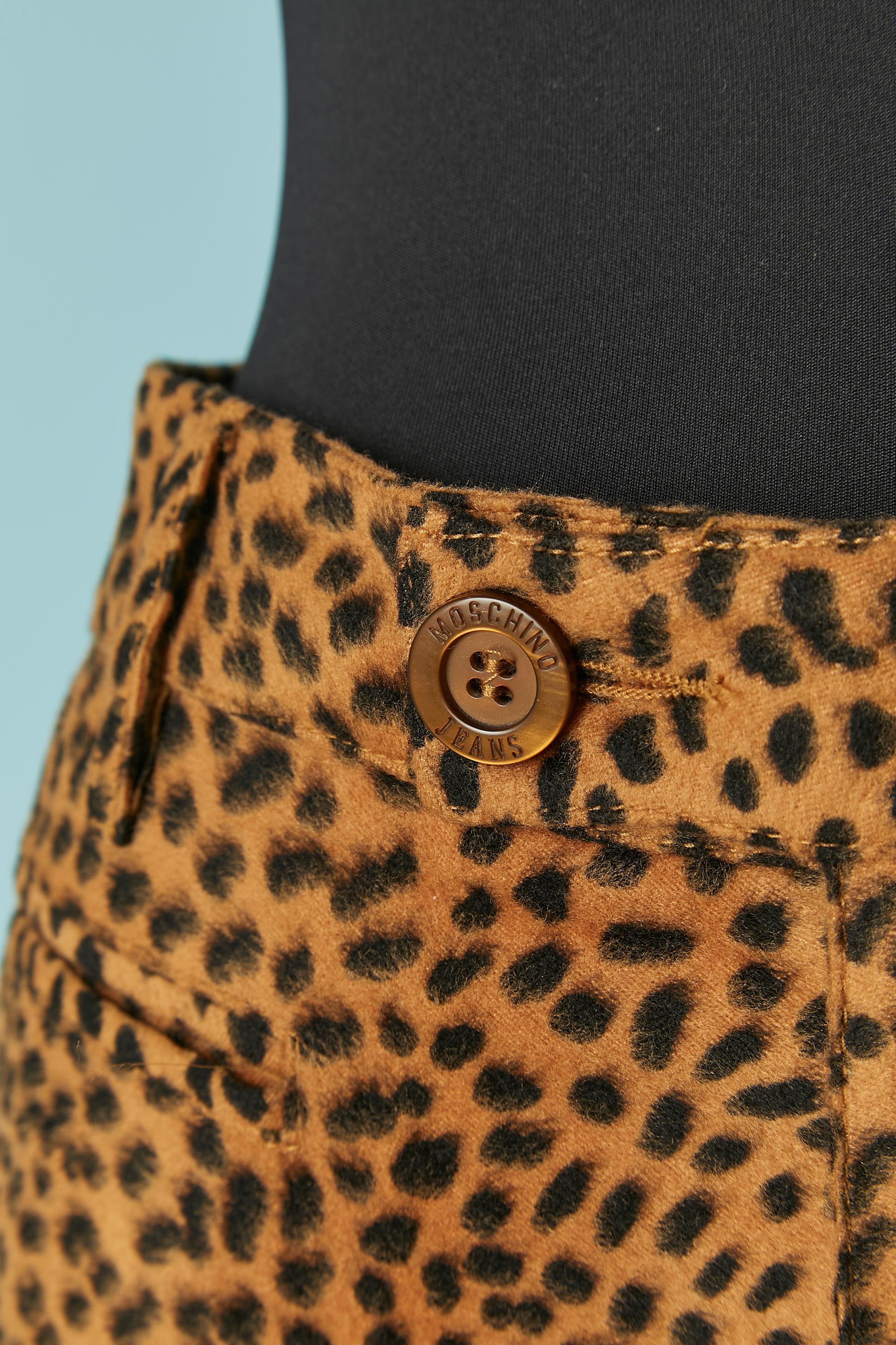 Pantaloni con stampa animalier. Composizione del tessuto: 67% rayon, 33% poliestere. 
Chiusura con bottone, asola e cerniera con marchio sul centro della parte anteriore. Tasca su entrambi i lati solo sul davanti. 
TAGLIA 44 (It) 40 (Fr) 10 (US) 