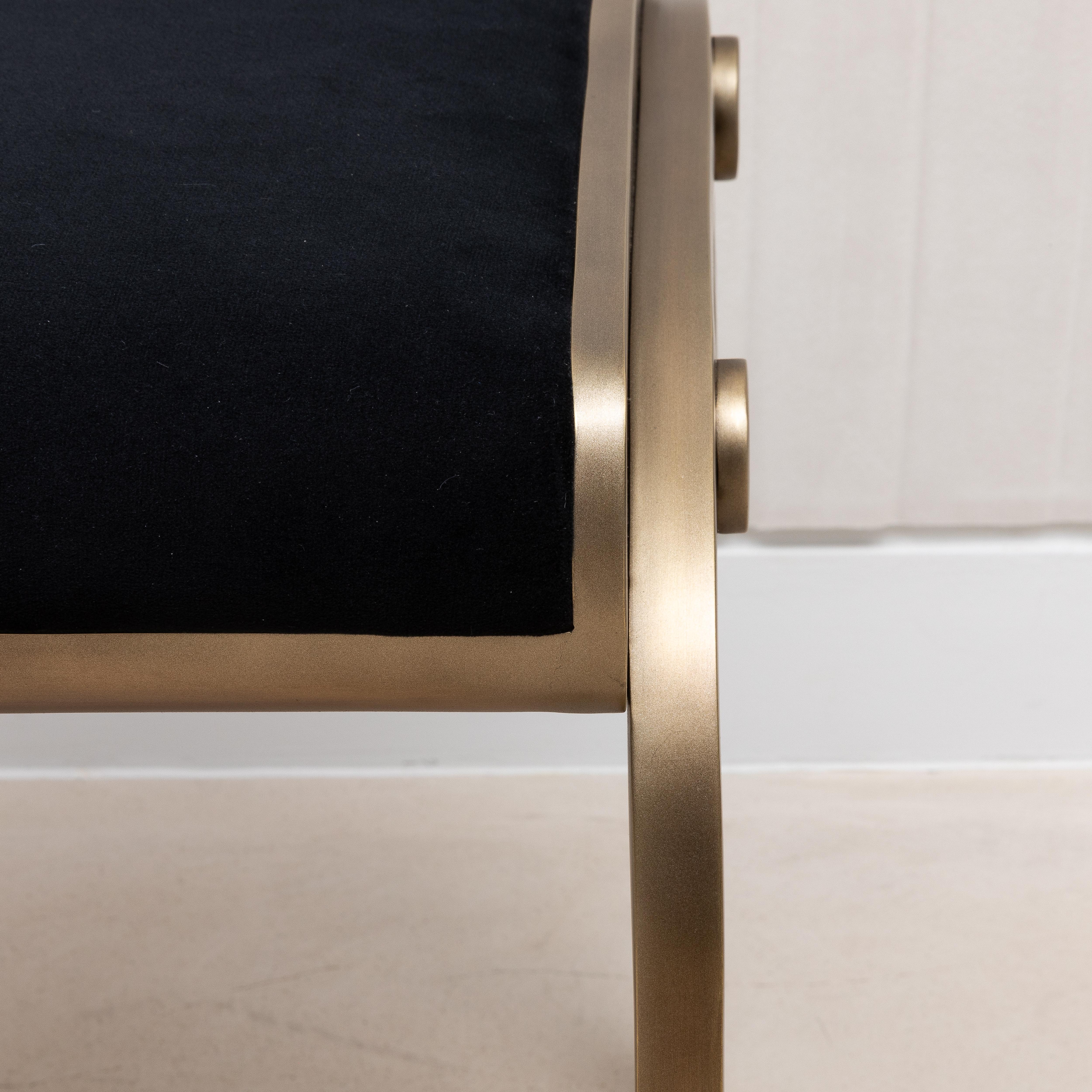 Sgabello imbottito in velluto con ottone patinato in bronzo di R&Y Augousti in vendita 2