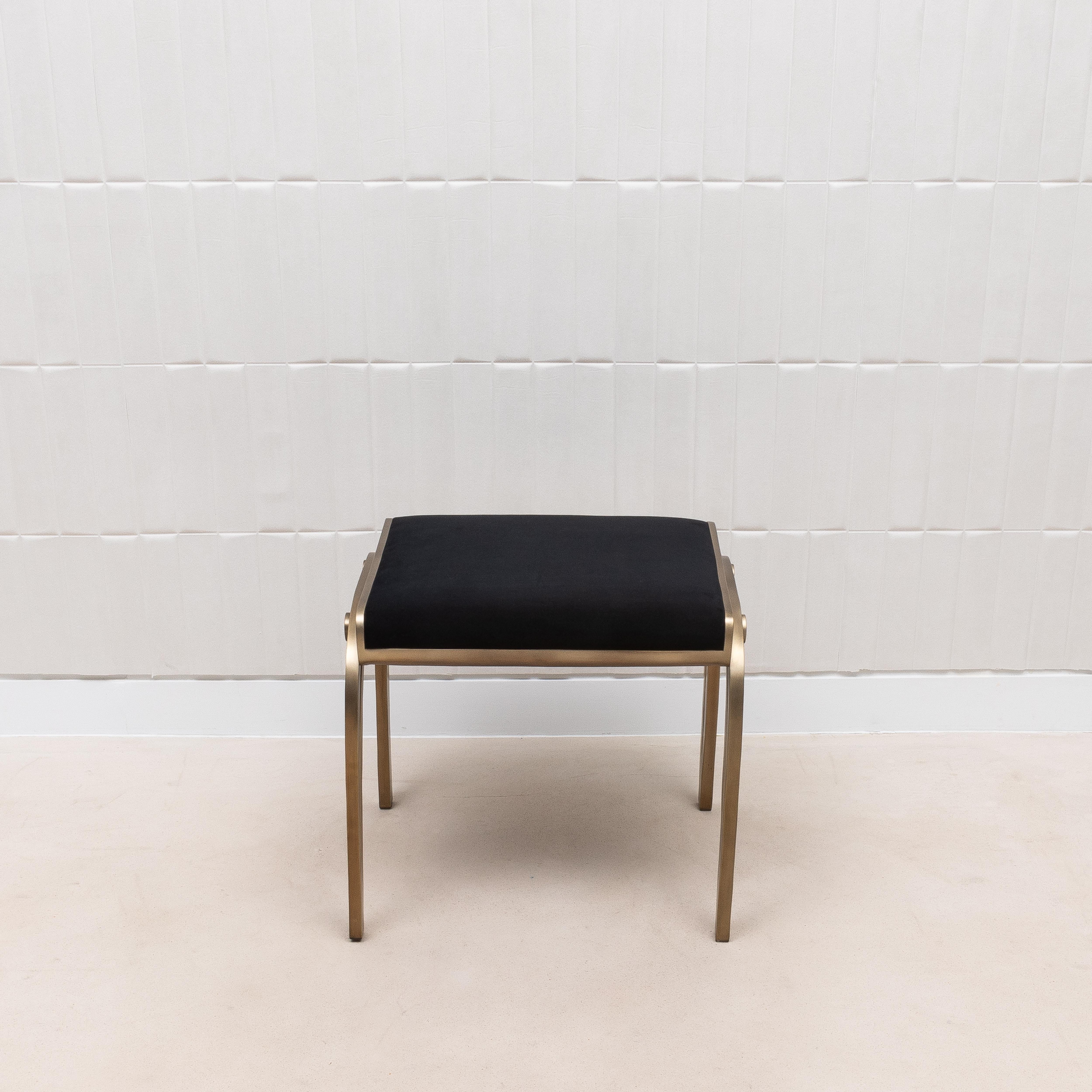 Lo sgabello Victoria di R&Y Augousti è un pezzo straordinario di artigianato moderno, che combina materiali lussuosi con un design elegante. Rivestito in ricco velluto nero, questo sgabello emana raffinatezza e comfort, rendendolo un'aggiunta