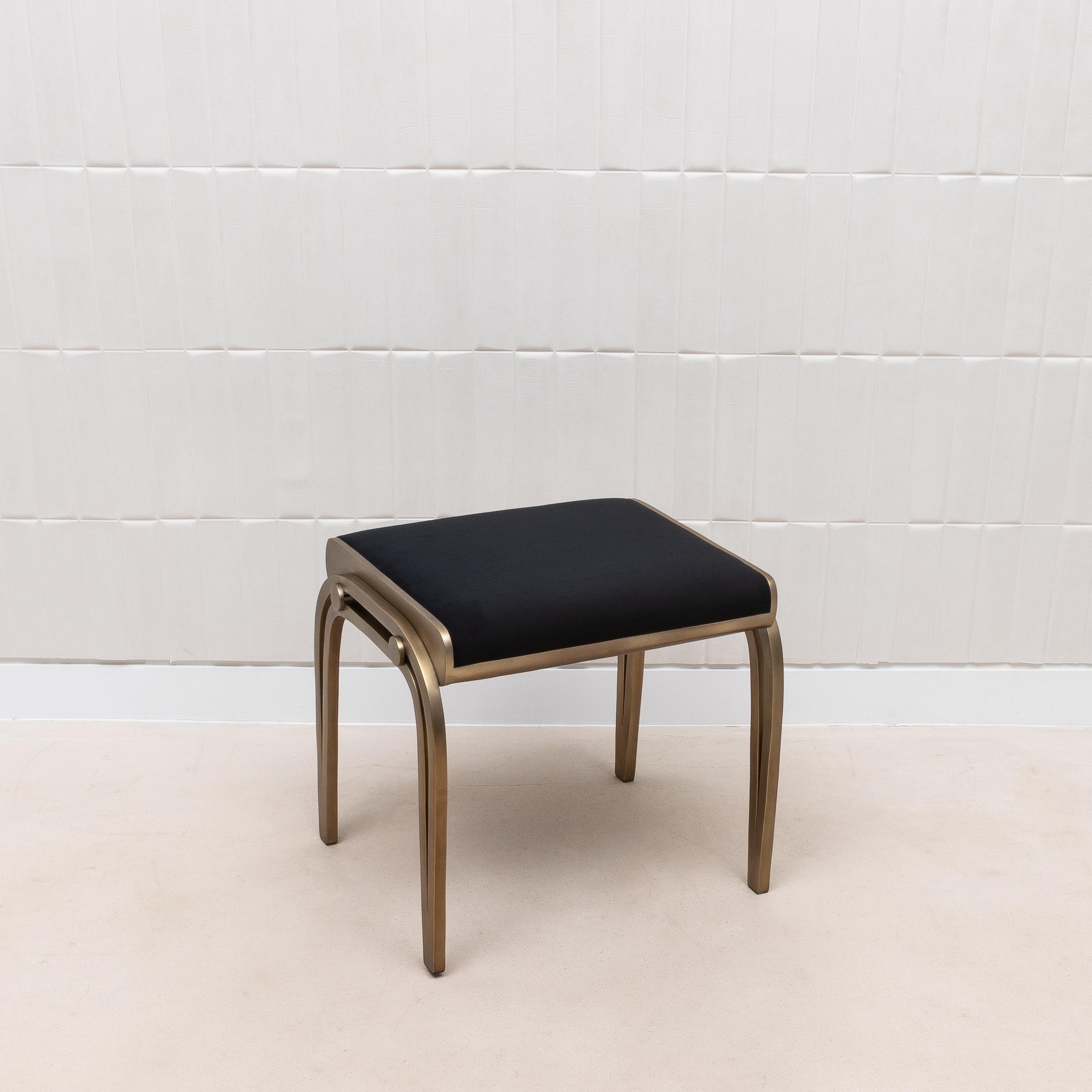 Art Déco Sgabello imbottito in velluto con ottone patinato in bronzo di R&Y Augousti in vendita