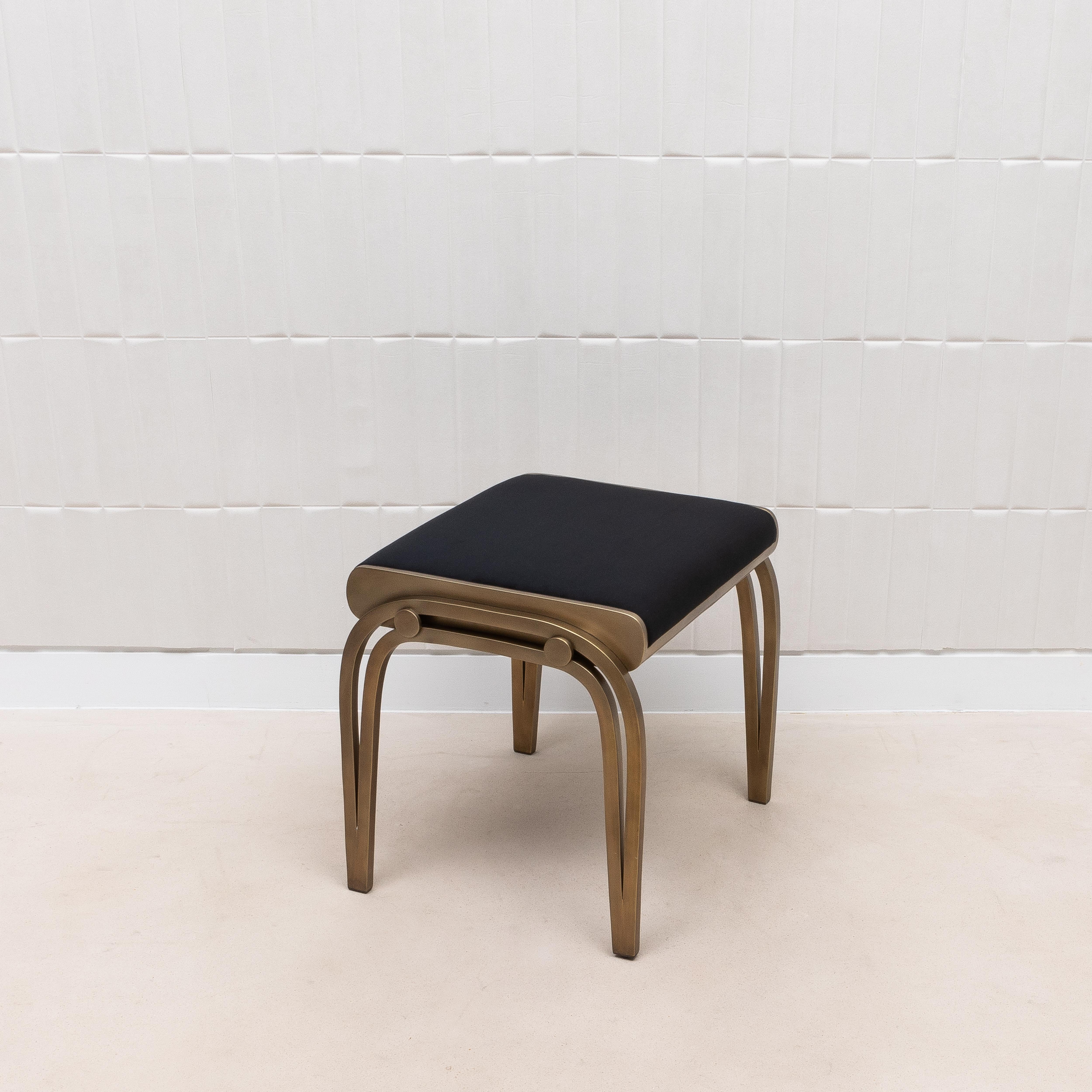 Francese Sgabello imbottito in velluto con ottone patinato in bronzo di R&Y Augousti in vendita