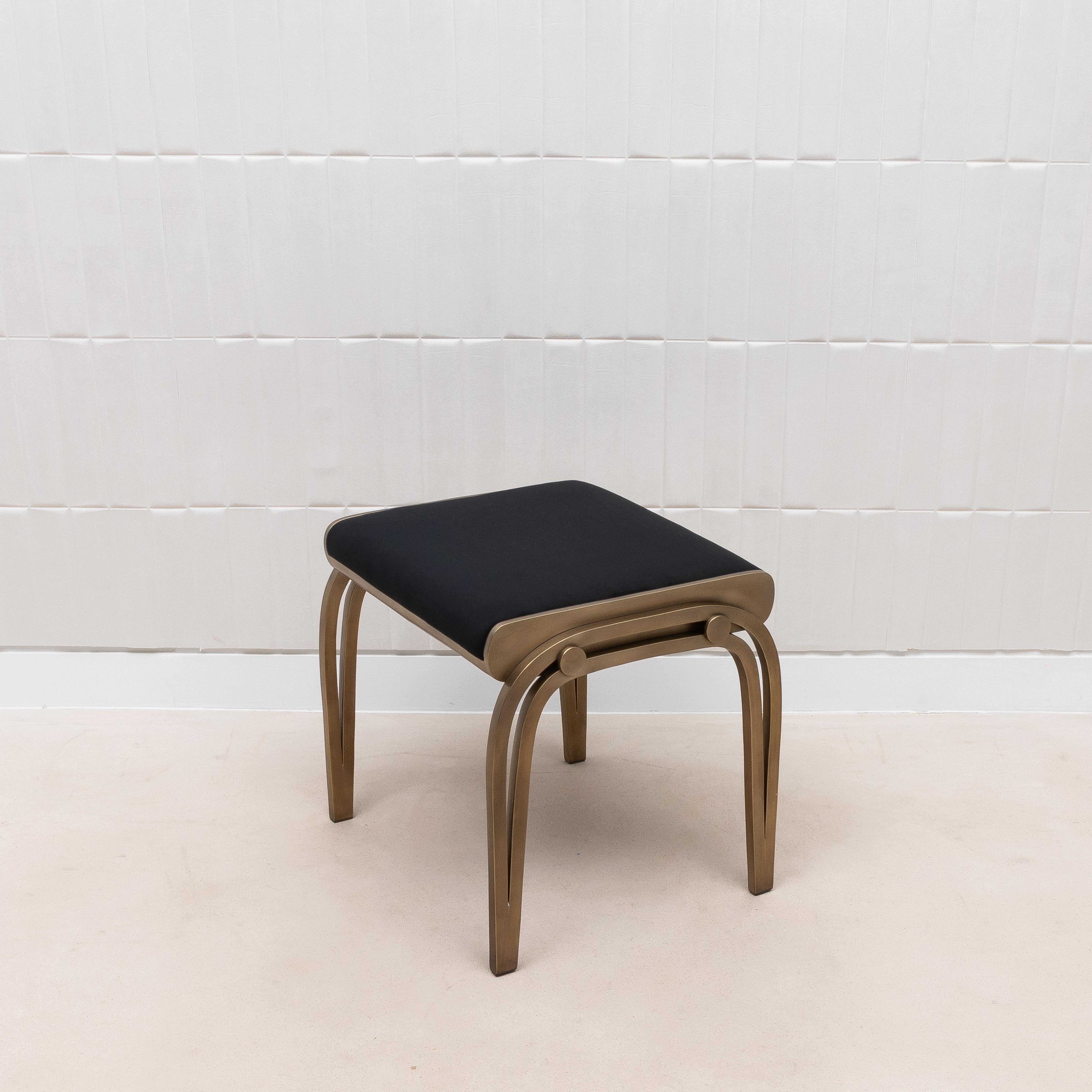 Sgabello imbottito in velluto con ottone patinato in bronzo di R&Y Augousti In condizioni Nuovo in vendita a West Hollywood, CA