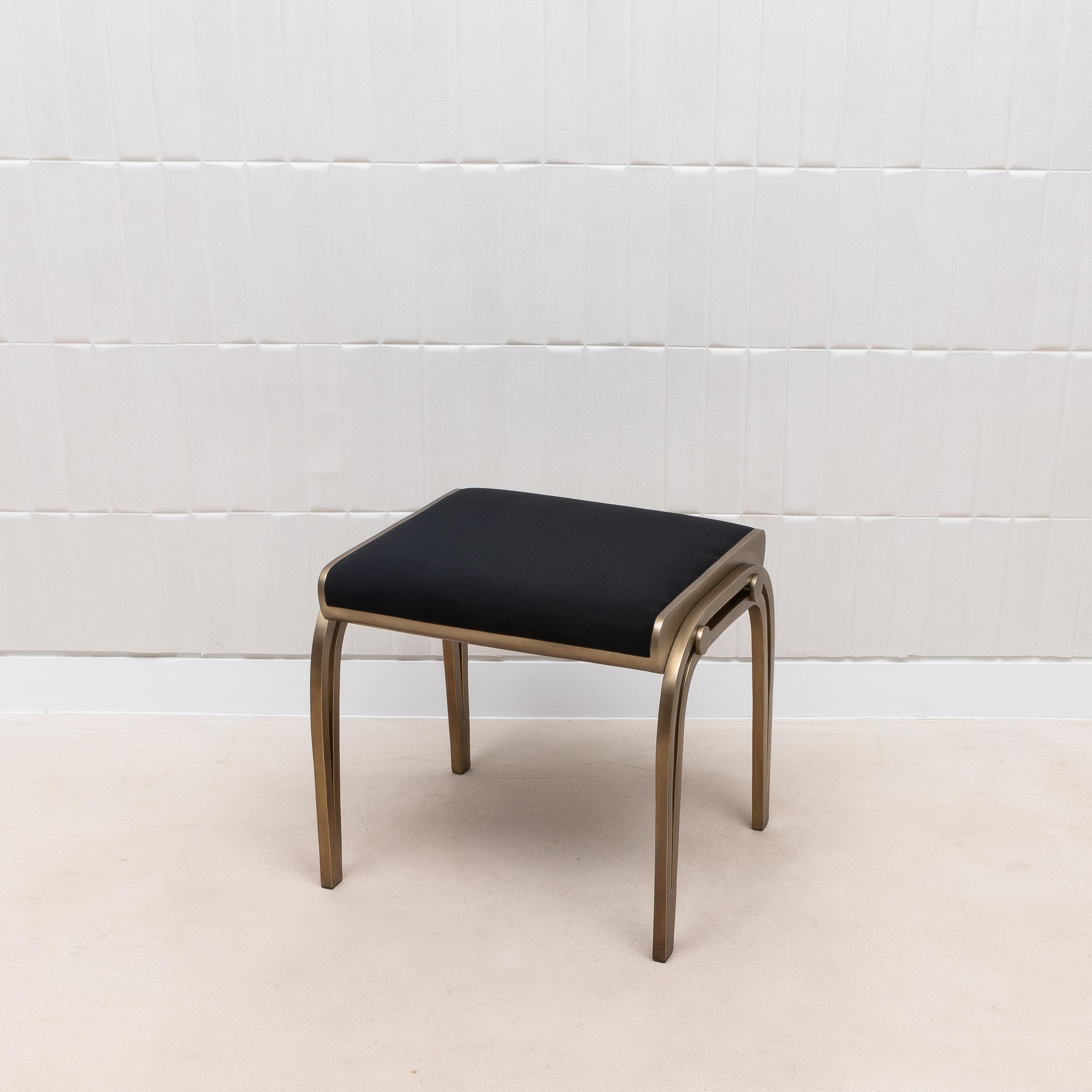 XXI secolo e contemporaneo Sgabello imbottito in velluto con ottone patinato in bronzo di R&Y Augousti in vendita