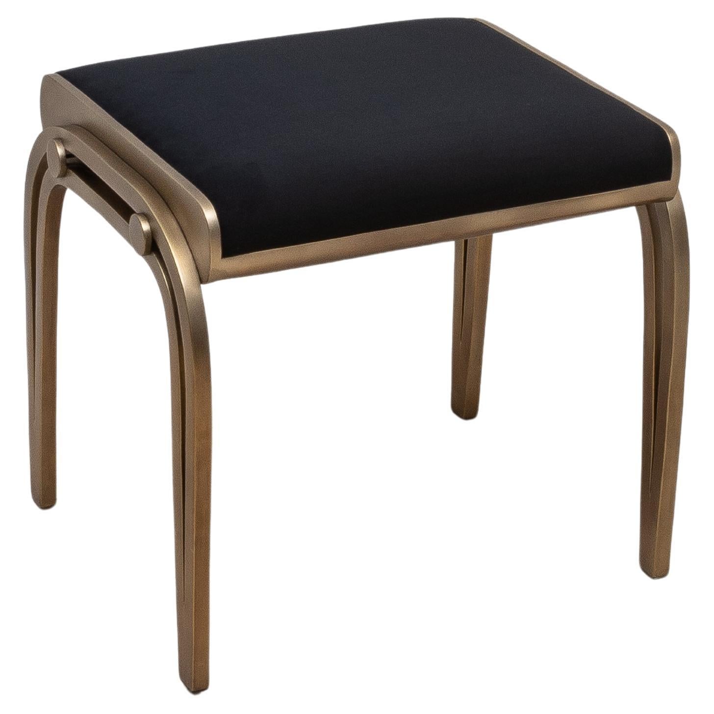 Taburete tapizado de terciopelo con latón patinado bronce by R&Y Augousti