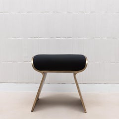 Sgabello imbottito in velluto con gambe in ottone patinato bronzo di Kifu Paris