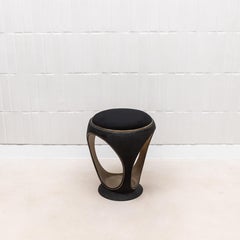 Taburete tapizado de terciopelo con piel de zapa y latón patinado bronce by R&Y Augousti