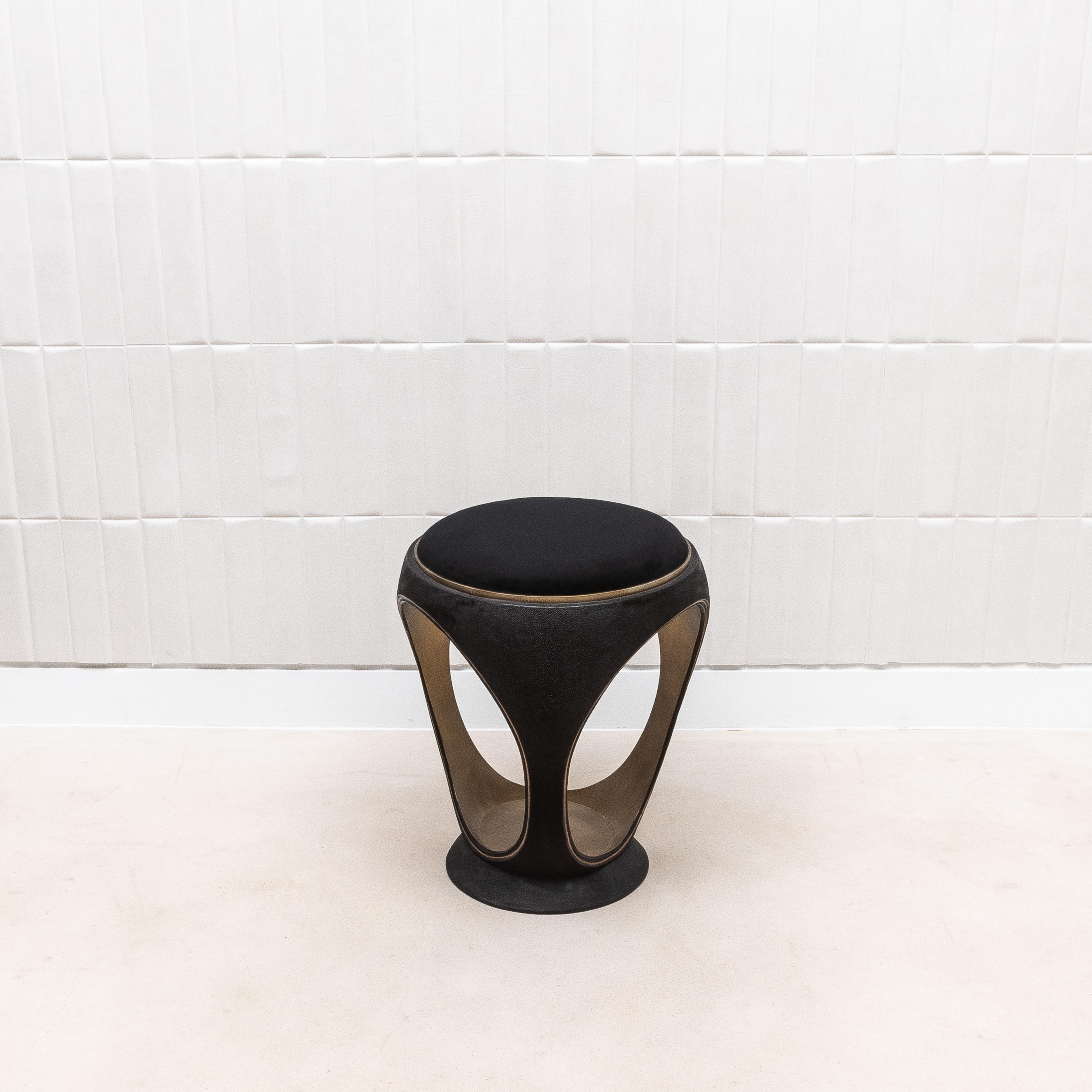 Taburete tapizado de terciopelo con piel de zapa y latón patinado bronce by R&Y Augousti Art Decó en venta