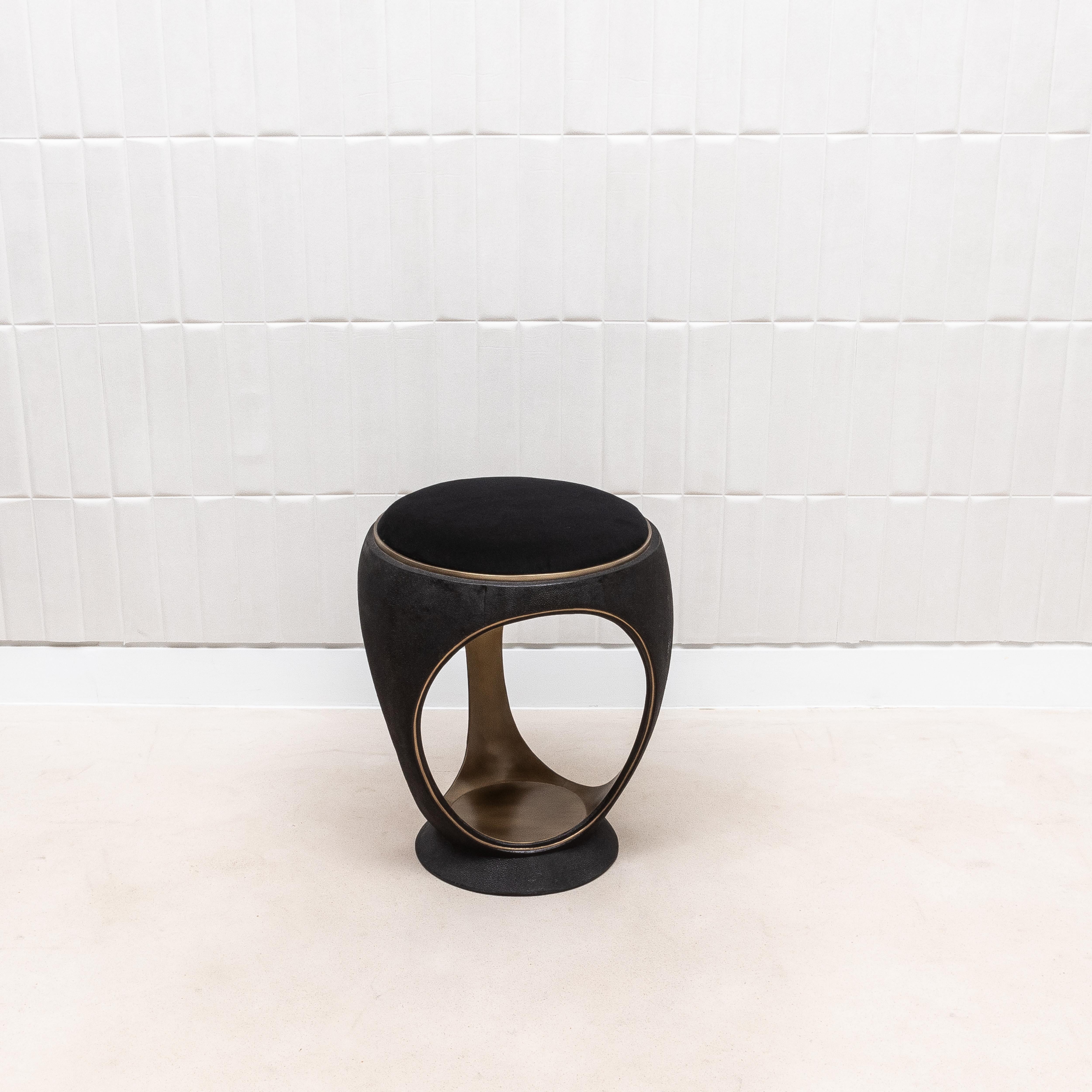 Taburete tapizado de terciopelo con piel de zapa y latón patinado bronce by R&Y Augousti Hecho a mano en venta