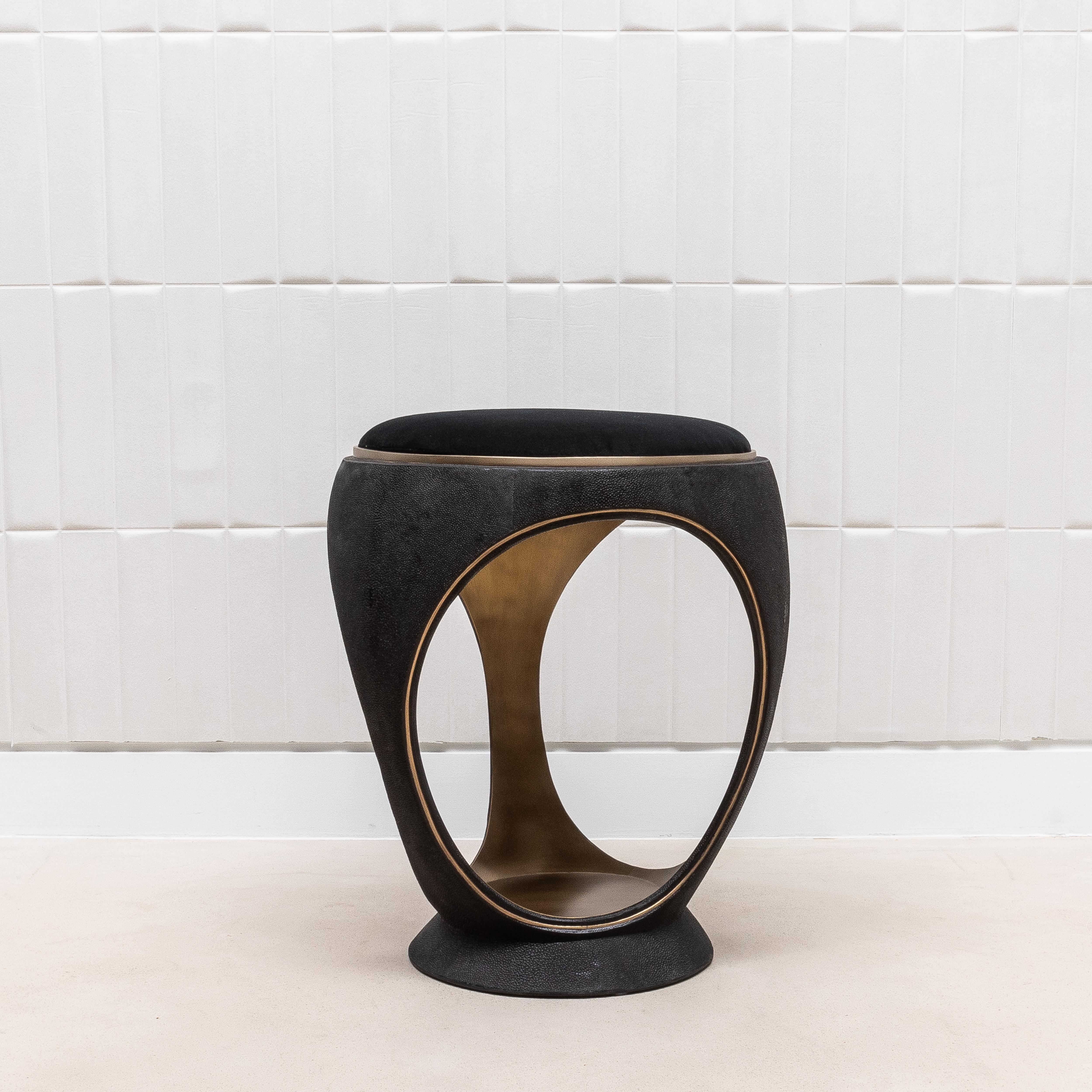 Taburete tapizado de terciopelo con piel de zapa y latón patinado bronce by R&Y Augousti en Nuevo estado para la venta en West Hollywood, CA