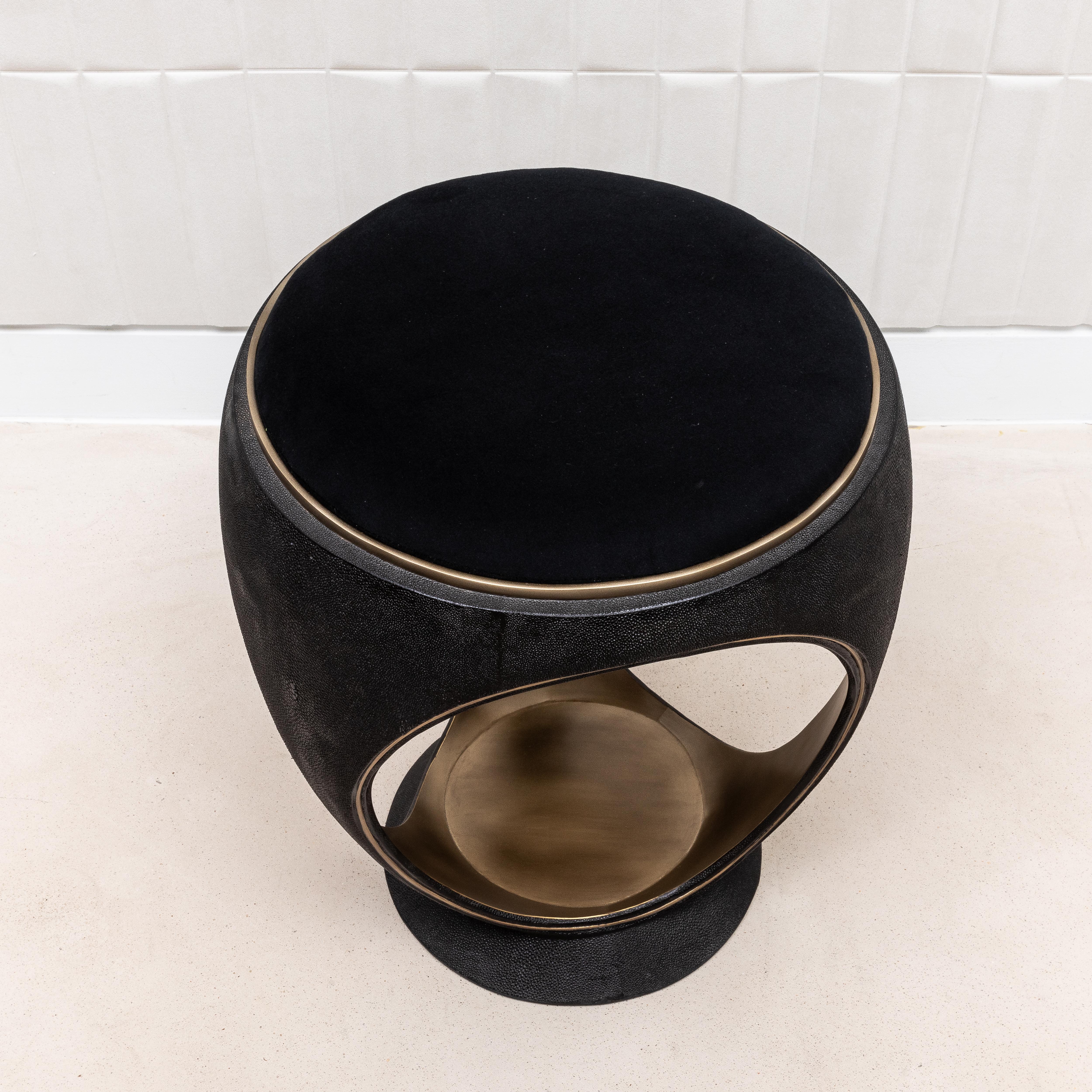 Taburete tapizado de terciopelo con piel de zapa y latón patinado bronce by R&Y Augousti Siglo XXI y contemporáneo en venta