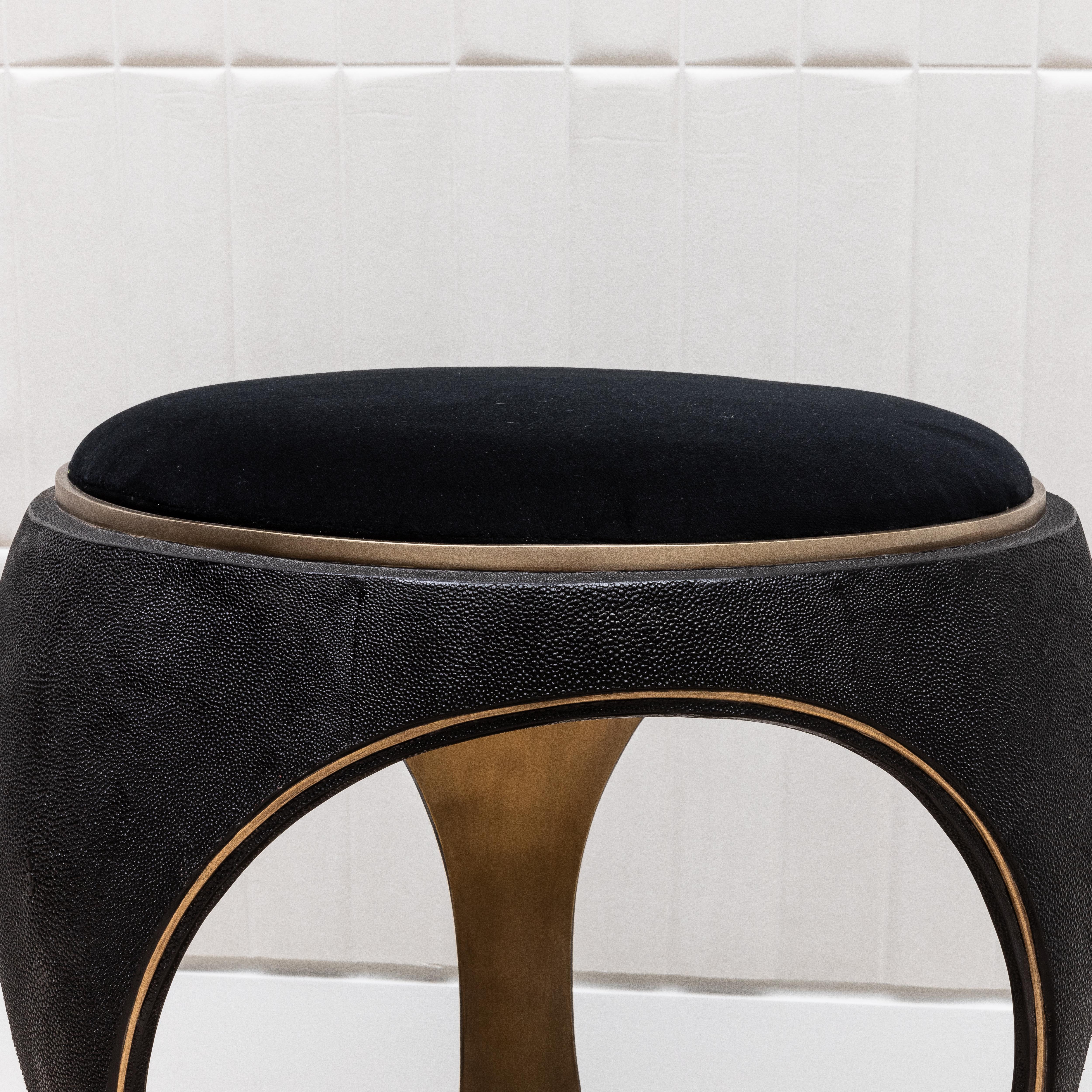 Taburete tapizado de terciopelo con piel de zapa y latón patinado bronce by R&Y Augousti Latón en venta