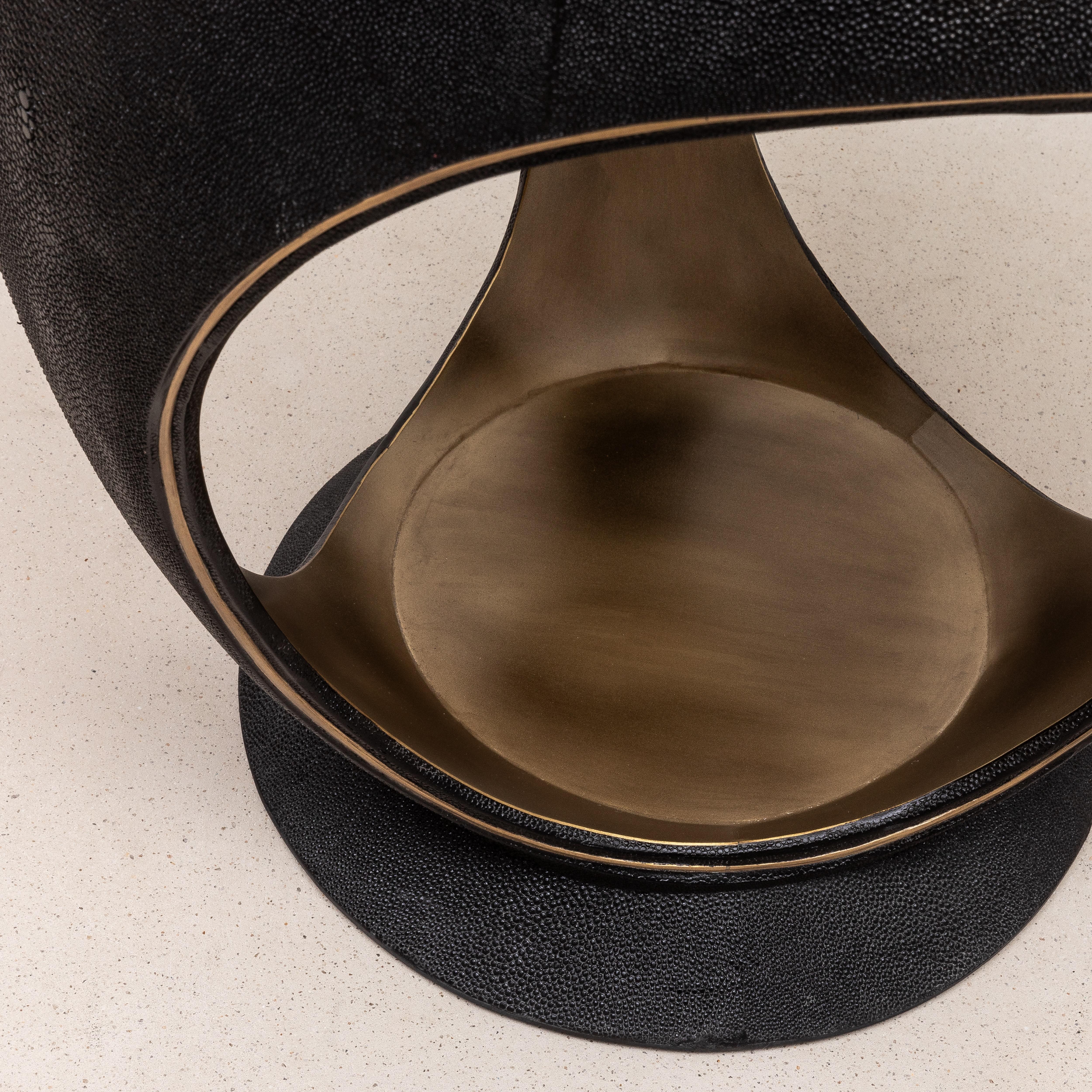 Taburete tapizado de terciopelo con piel de zapa y latón patinado bronce by R&Y Augousti en venta 1