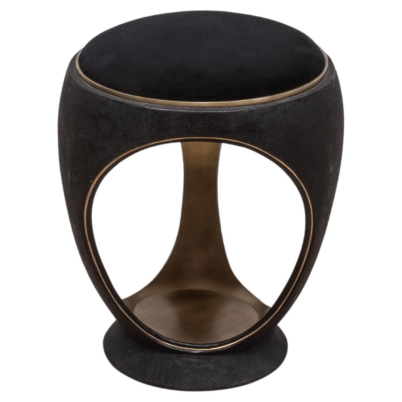 Tabouret tapissé en velours avec galuchat et laiton patiné en bronze par R&Y Augousti