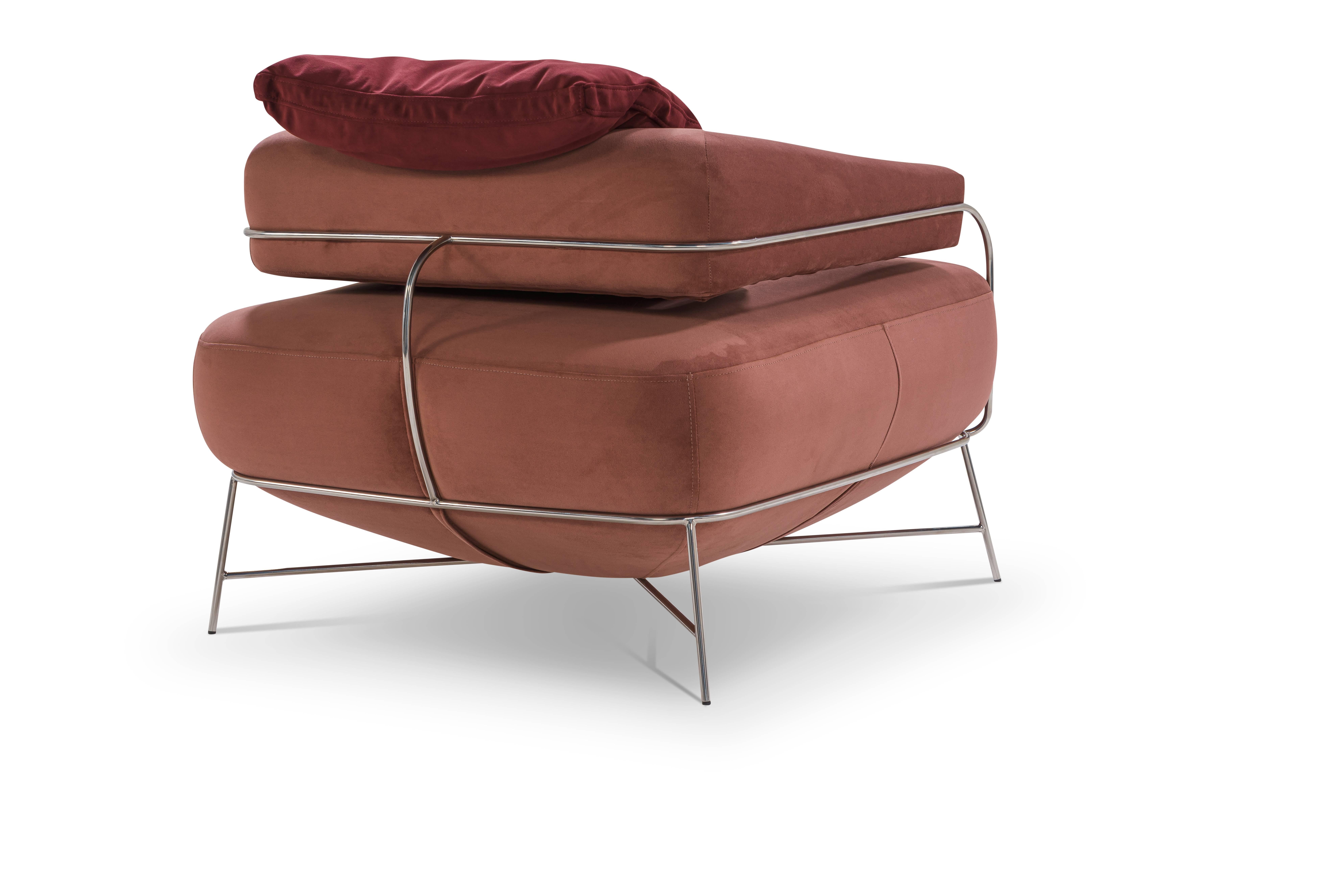 Dalle curve e dalle linee nasce la Poltrona Tamboril. Un'opera intima e moderna che porta il nome di uno degli alberi del cerrado utilizzati per la produzione di canoe e per la costruzione di strumenti musicali. Il tuo comfort è nella seduta e nello
