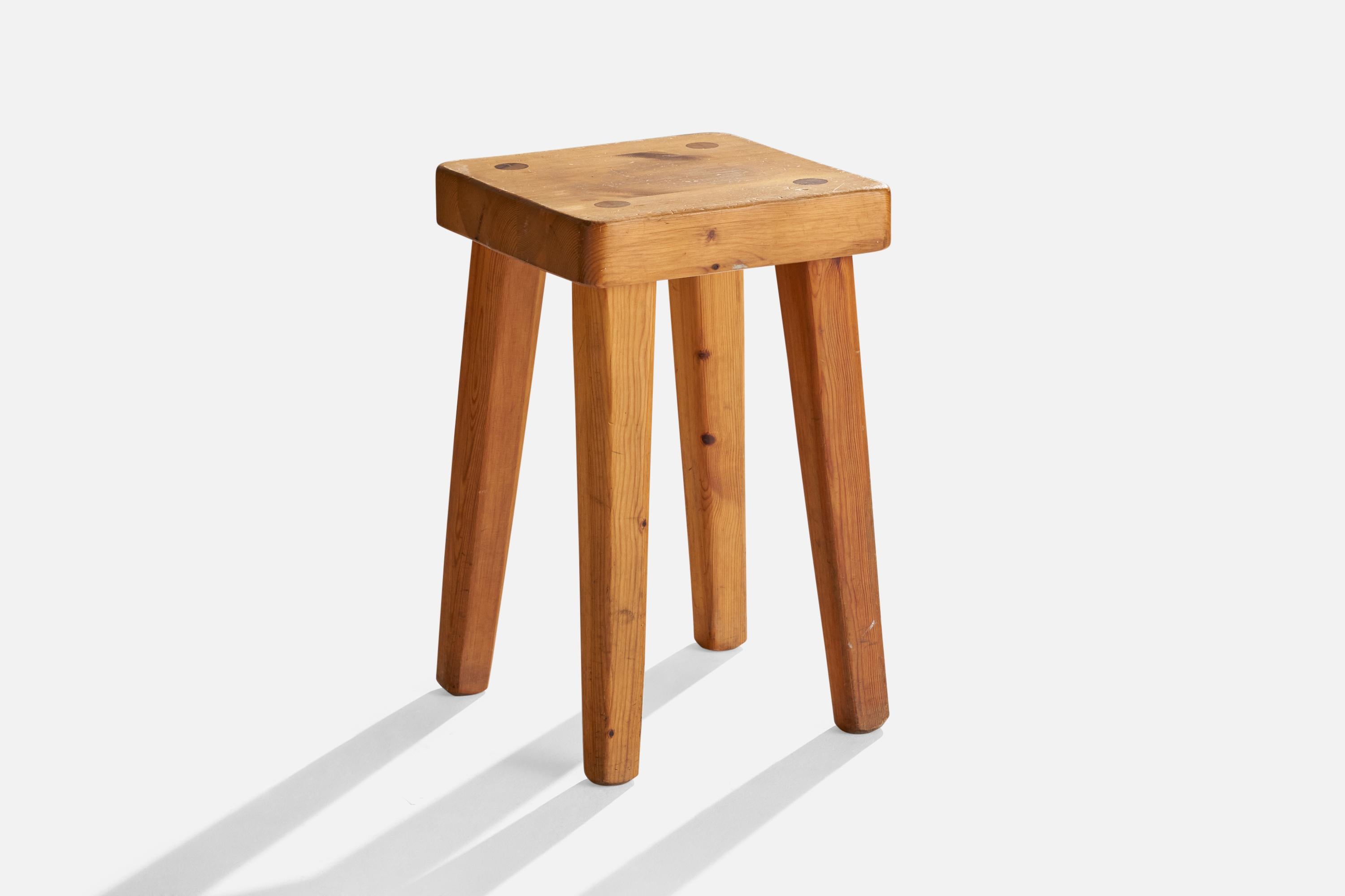 Tabouret en pin conçu et produit par Vemdalia, Suède, c.C. années 1970.
