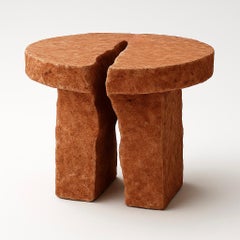 Table d'appoint unique Vena en pierre de travertin rouge sculptée par Andre Monnier