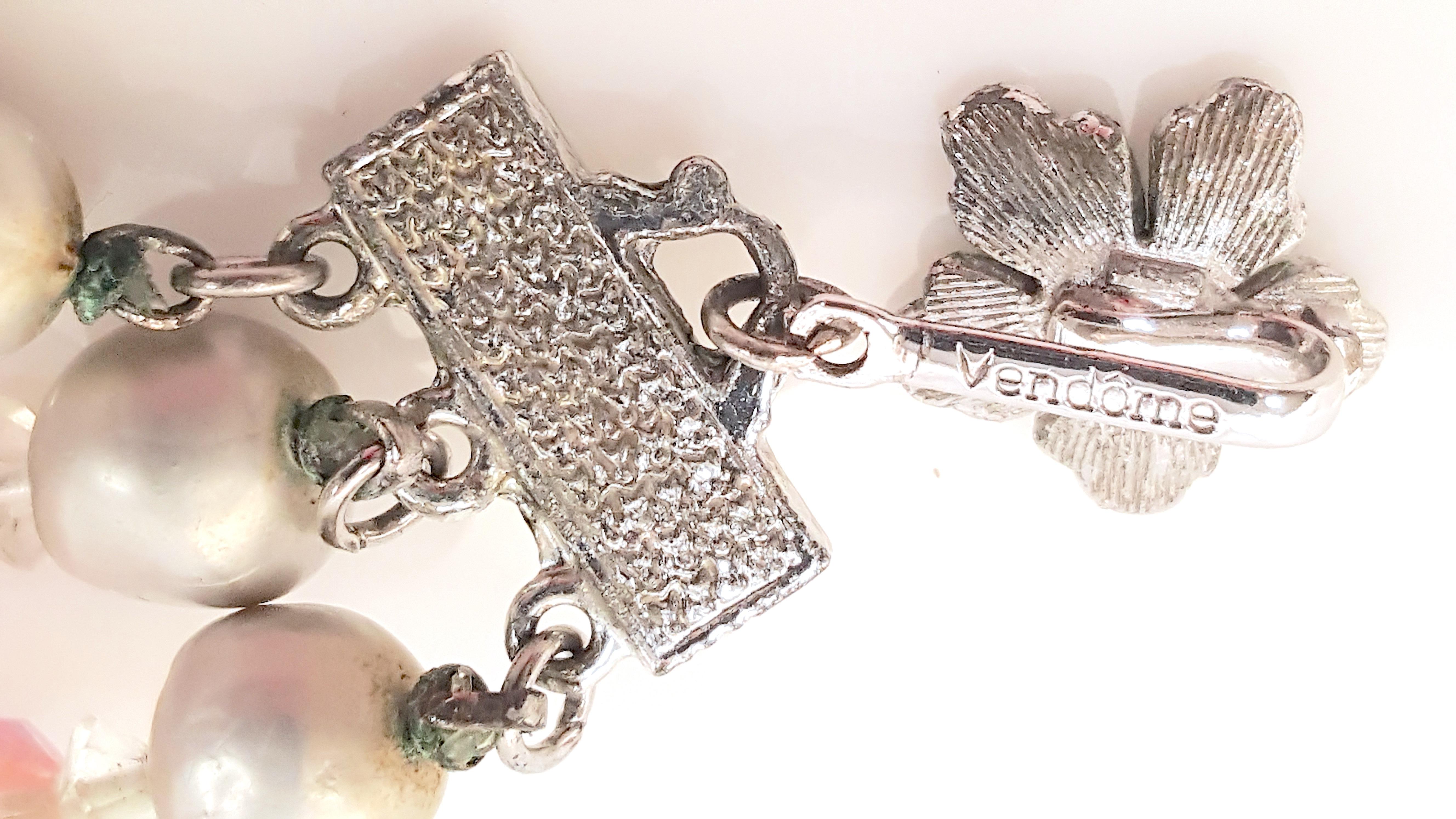 Vendome 1948-55 Kristallperlenbesetzte Ohrringe & 3strangige Halskette mit Kunstperlen-Halskette im Angebot 1