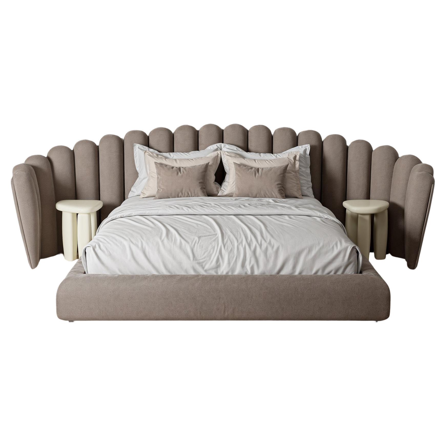 Das Bett Vendome ist ein königliches Meisterwerk mit einem bezaubernden Kopfteil, das mit exquisiten, handgefertigten, tiefen Rinnentuften verziert ist, die an glänzende Perlen erinnern. Dieses majestätische Möbelstück rahmt nicht nur das Bett ein,