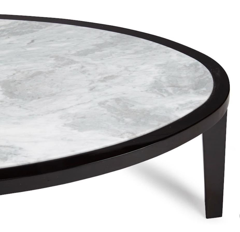 La mesa de centro Vendome de Hugues Chevalier es un mueble único. No sólo encarna un estilo exquisito, sino que también refleja el compromiso de Hugues Chevalier con la artesanía excelente y el diseño individual.

Tanto si prefieres el noble aspecto