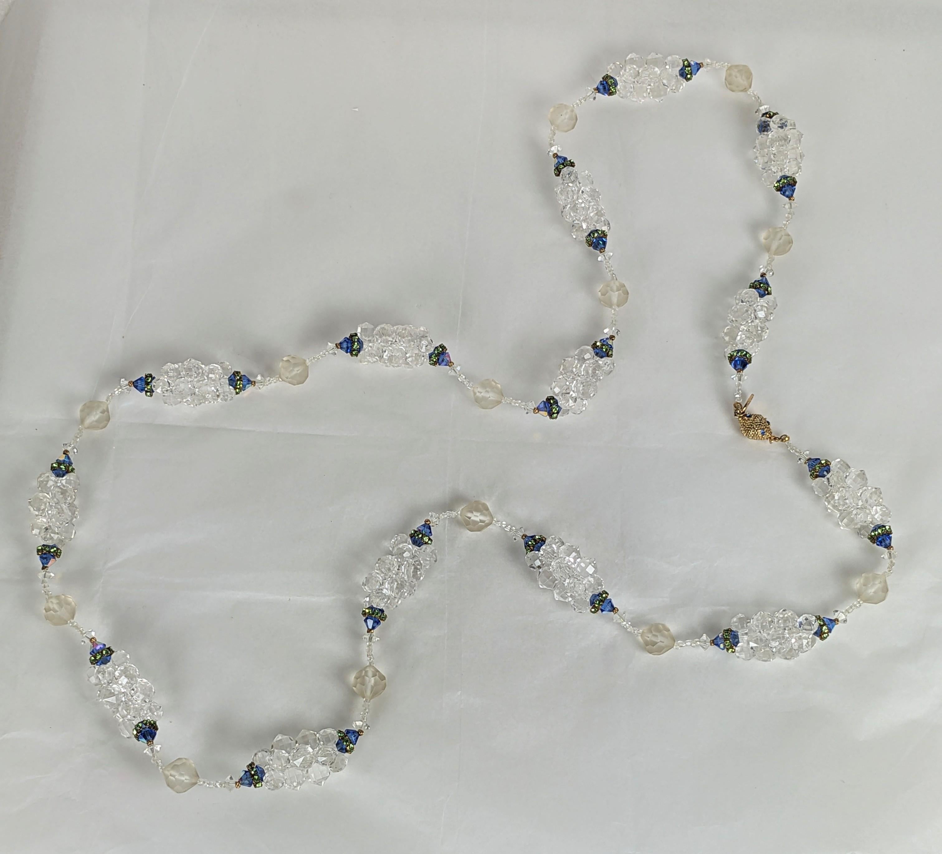 Eleganza della collana di perline a grappolo di cristallo Vendome degli anni '60. Grappoli di perle di cristallo briolette sono intervallati da perline, zaffiri, peridoto e cristalli aurora. Anni '60, USA. 45