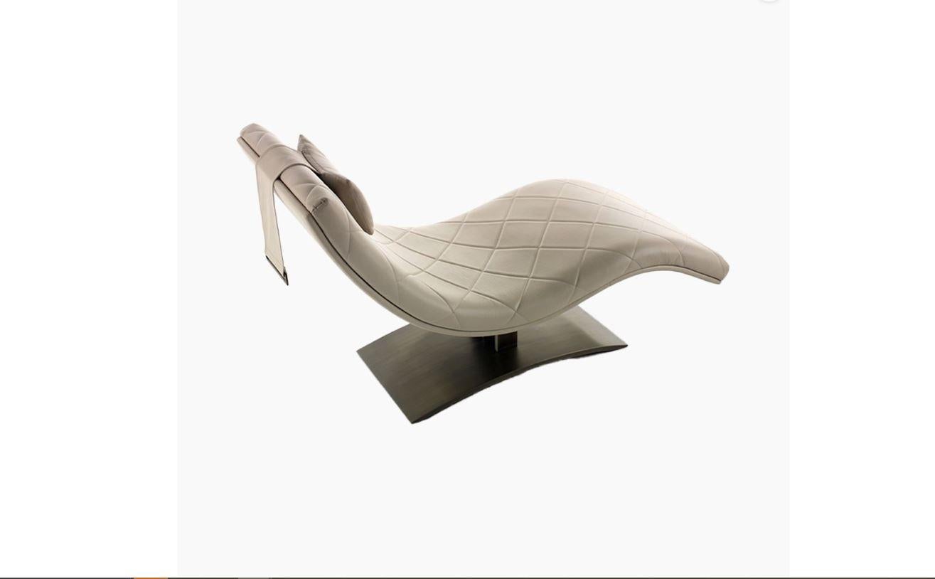 
Le lit de jour Vendôme d'Hugues Chevalier est un meuble élégant et polyvalent, parfait pour les intérieurs modernes et classiques. Sa base métallique élégante est disponible en trois finitions élégantes : bronze, chrome ou chrome foncé, ce qui lui