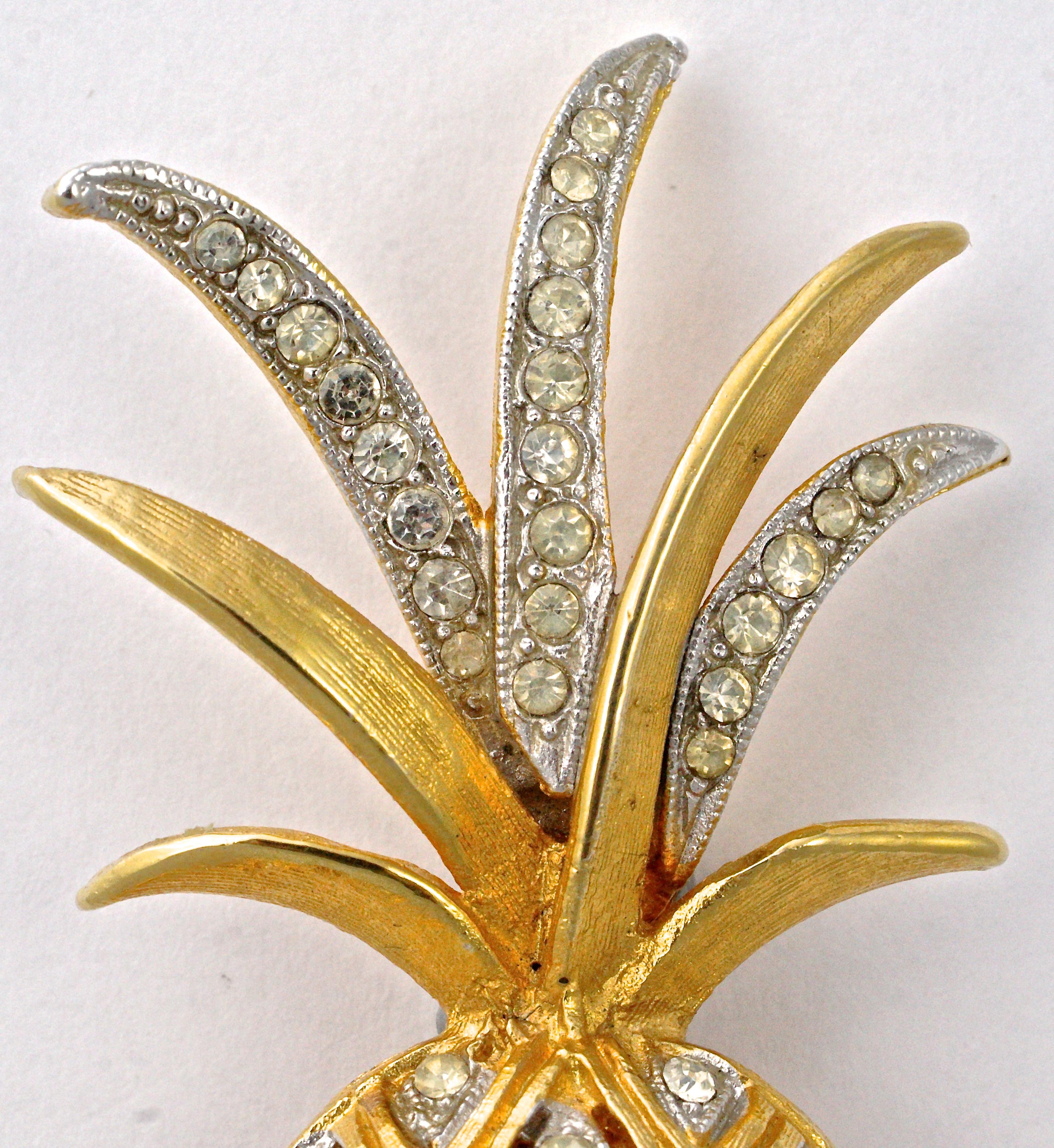Vendome fabulous gold plated pineapple brooch, embellished with clear faceted rhinestones set in silver tone with a milgrain decorative edging. Measuring length 7.85cm / 3.09 inches by width 3.3cm / 1.3 inches. The brooch is in very good condition.