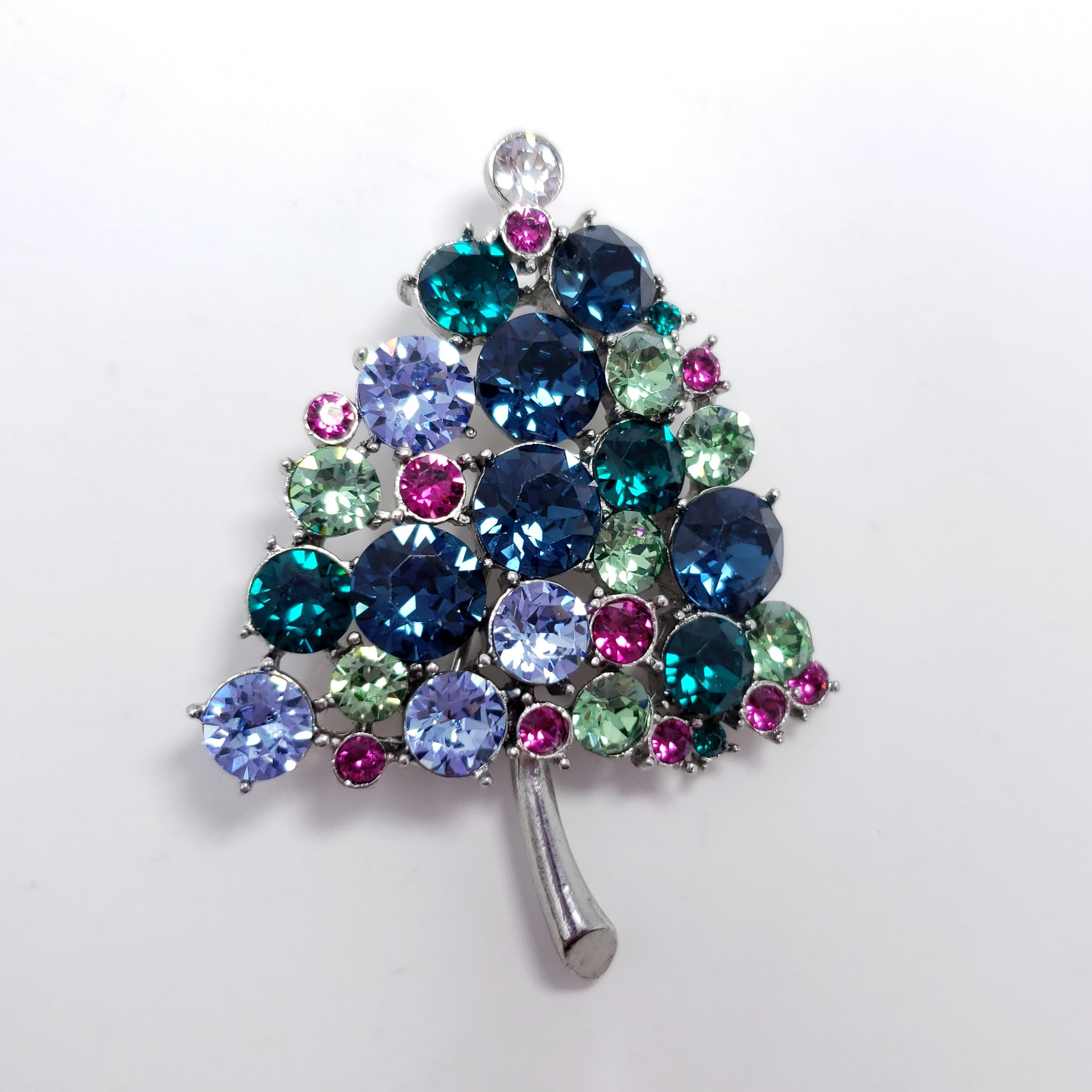 Festive Christmas / New Year pin brooch by Vendome. This dazzling conifer is decorated with sparkling crystals. Silver-tone metal.

Vintage collector's costume jewelry pin, wonderfully preserved and never worn.

Hallmarks, Marks, etc: Vendome