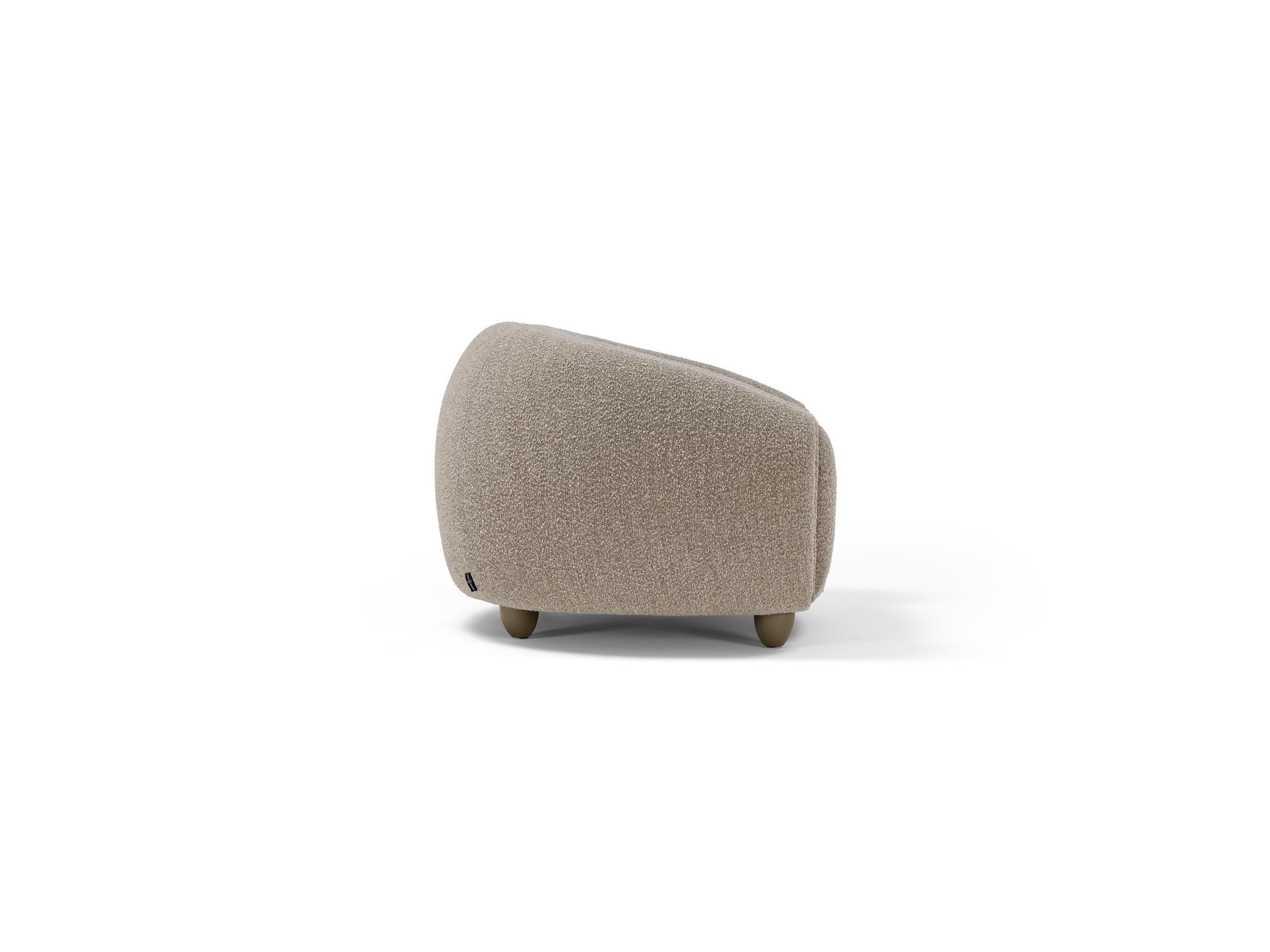 Fauteuil VENDÔME : STOCK UNIT - Disponible pour une livraison immédiate

Le fauteuil Vendôme de forme ronde est plein de détails particuliers comme le passepoil autour des accoudoirs et du dossier. Très confortable et engageant, il est posé sur des