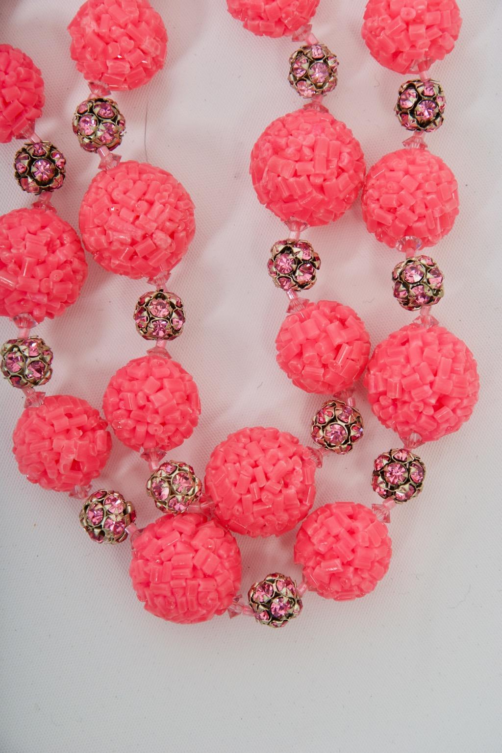 Was für ein Spaß! Vendome c.1960s Halskette und Ohrringe, bestehend aus pinkfarbenen Perlenkugeln, die sich mit pinkfarbenen Kristallrondellen abwechseln. Die doppelreihige Halskette liegt eng am Hals an und hat einen verstellbaren silbernen