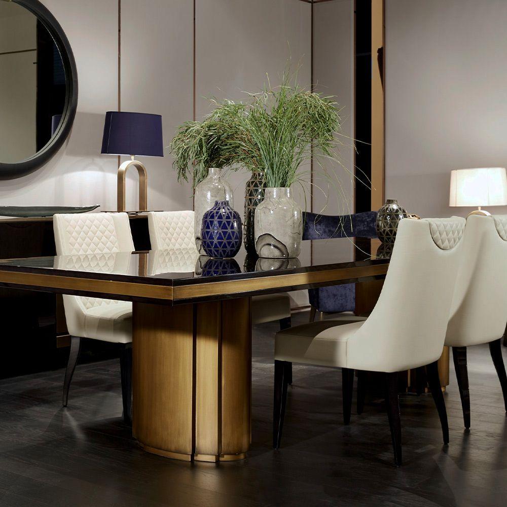 La Mesa de comedor Vendome de Hugues Chevalier parece una mezcla excepcional de inspiración arquitectónica y artesanía artística. Su homenaje al movimiento Art Déco de los años 30 la convierte en una pieza icónica, sobre todo por su parecido con el