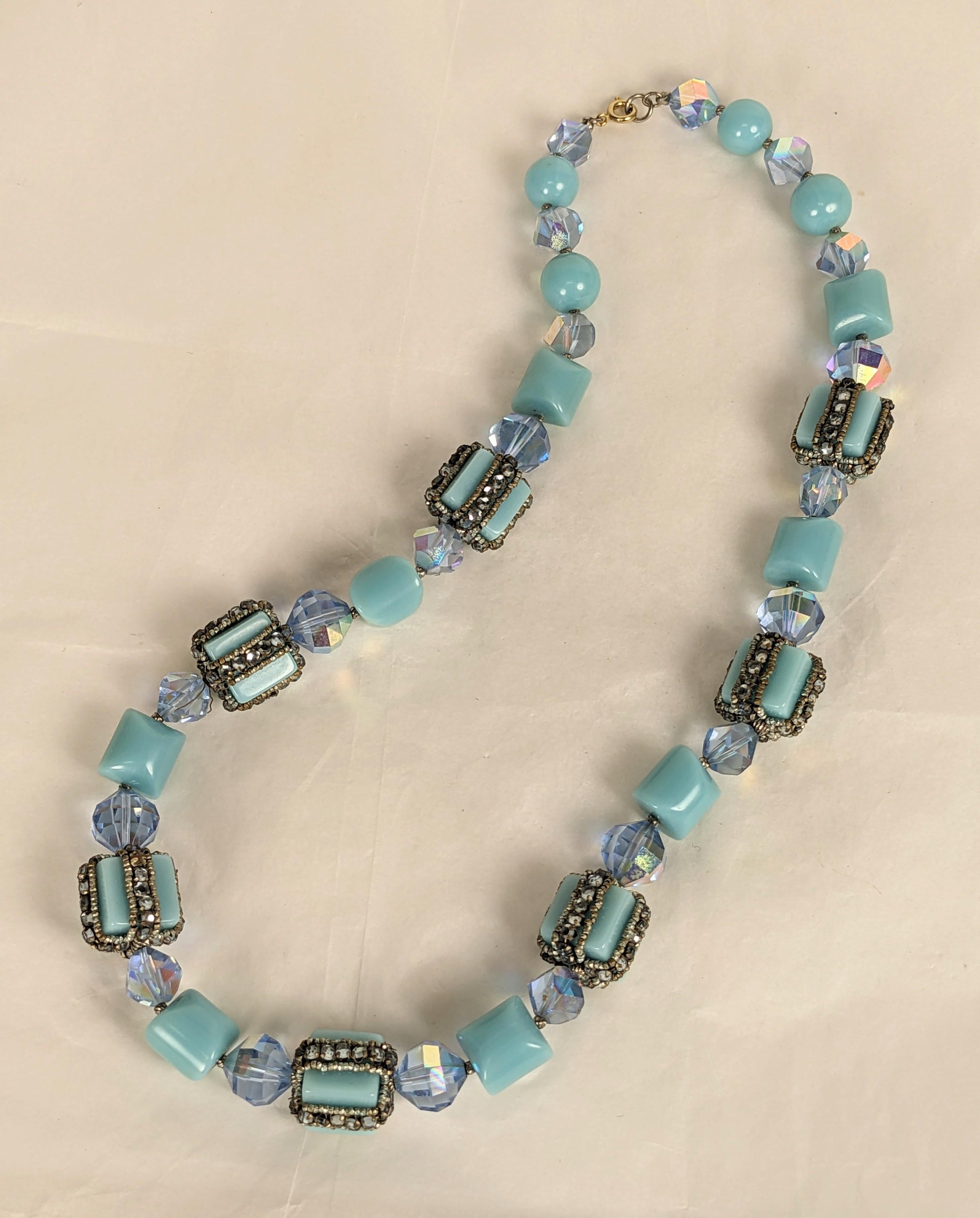 Set di collane in turchese e aurora Vendome degli anni '50. Insolite perline di vetro turchese di varie forme infilate con cristalli aurora. I grandi cubi sono cuciti con perline d'acciaio tagliate e cristalli rosa montee. Anche gli orecchini a clip