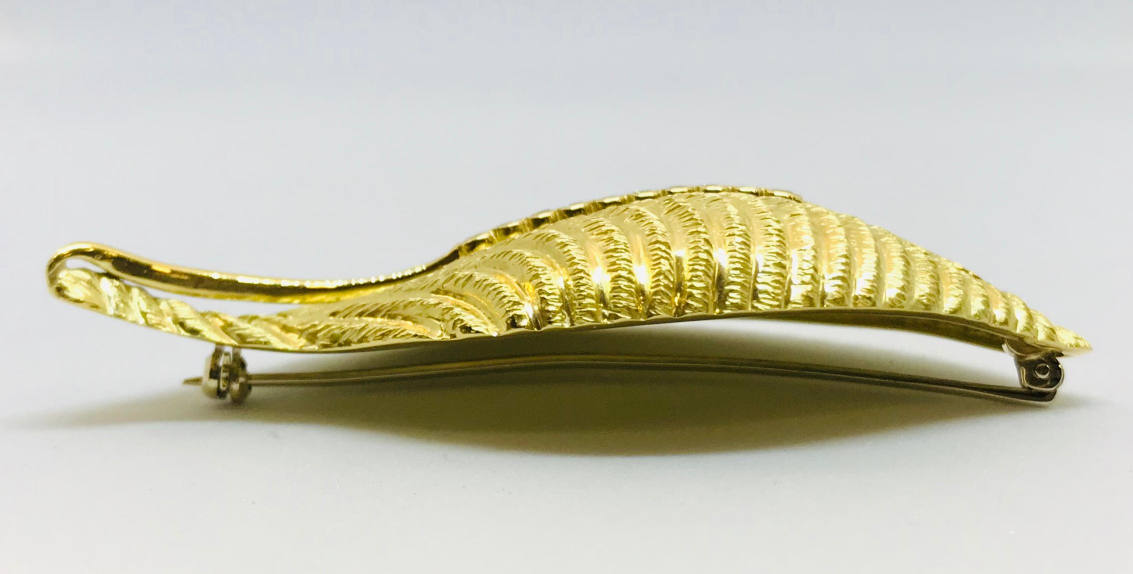 Contemporary Vendorafa 18 Karat Yellow Gold and Diamond Leaf-Motif Broochm, Made in Italy For Sale
