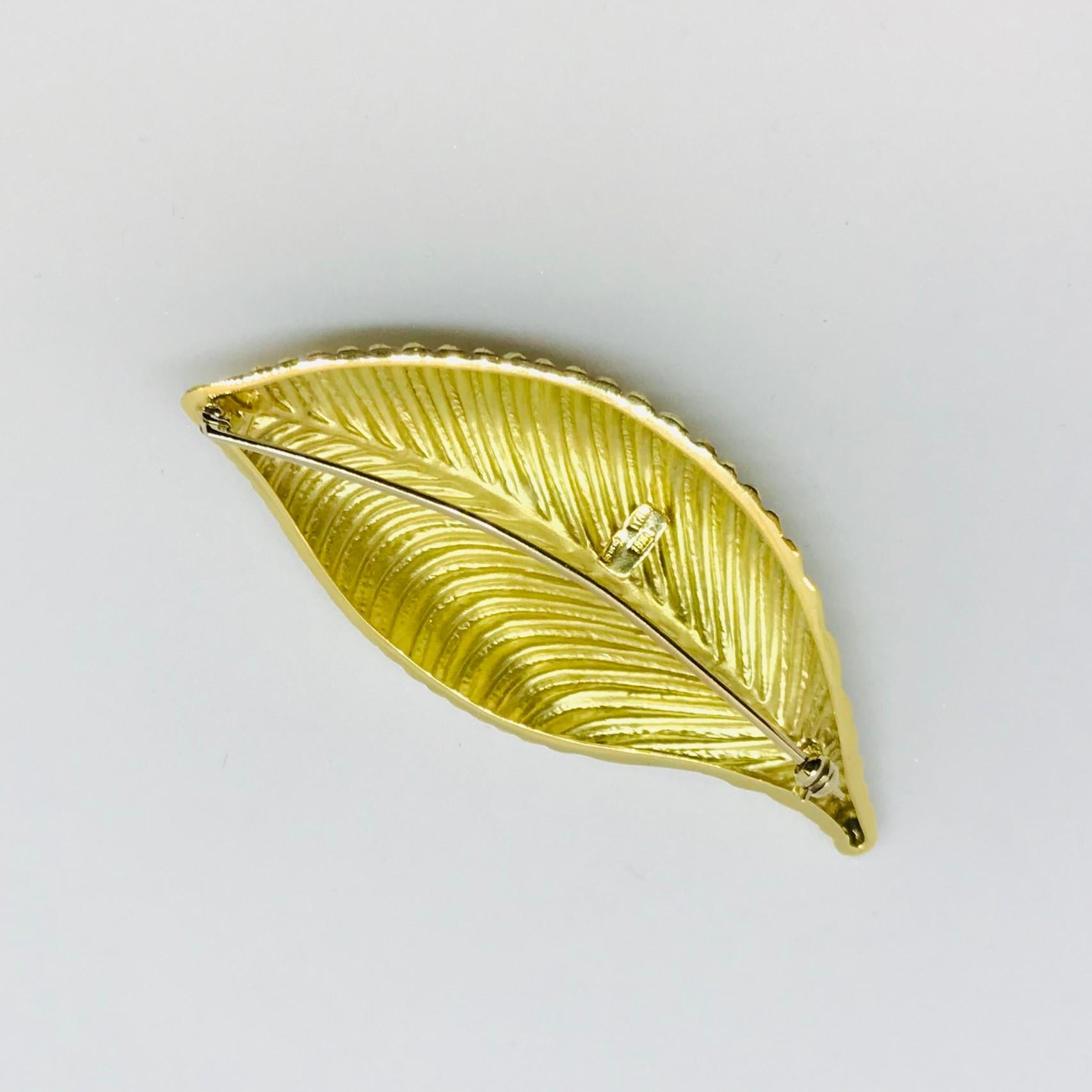 Round Cut Vendorafa 18 Karat Yellow Gold and Diamond Leaf-Motif Broochm, Made in Italy For Sale