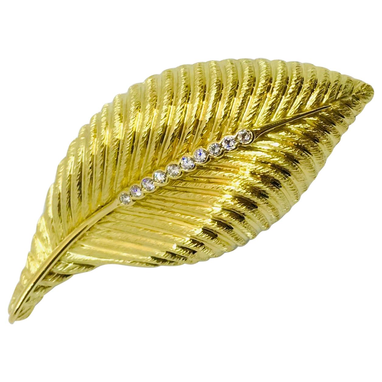 Vendorafa 18 Karat Yellow Gold and Diamond Leaf-Motif Broochm, Made in Italy For Sale