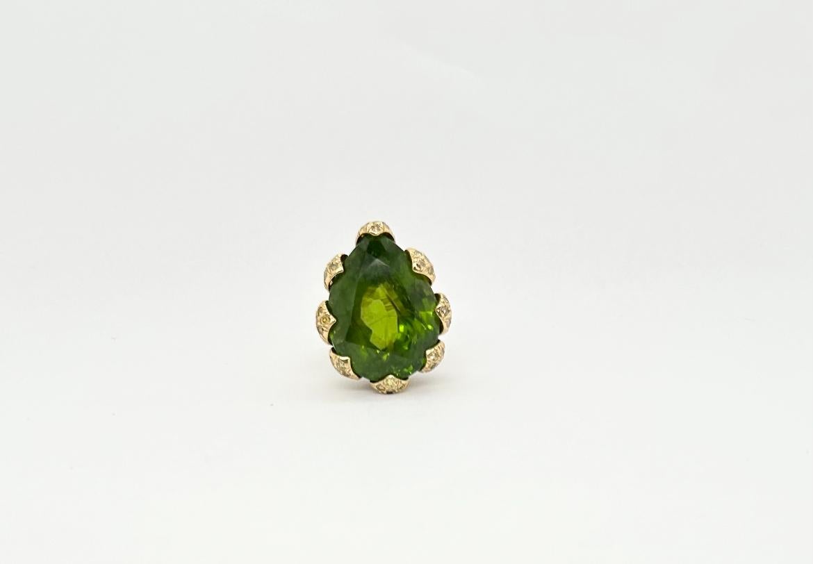 Gorgeous Vendura ring, platinum and 18k YG, yellow color diamonds, peridot approx 20-30 carat, total weight 19 gram and approx size 5.75 