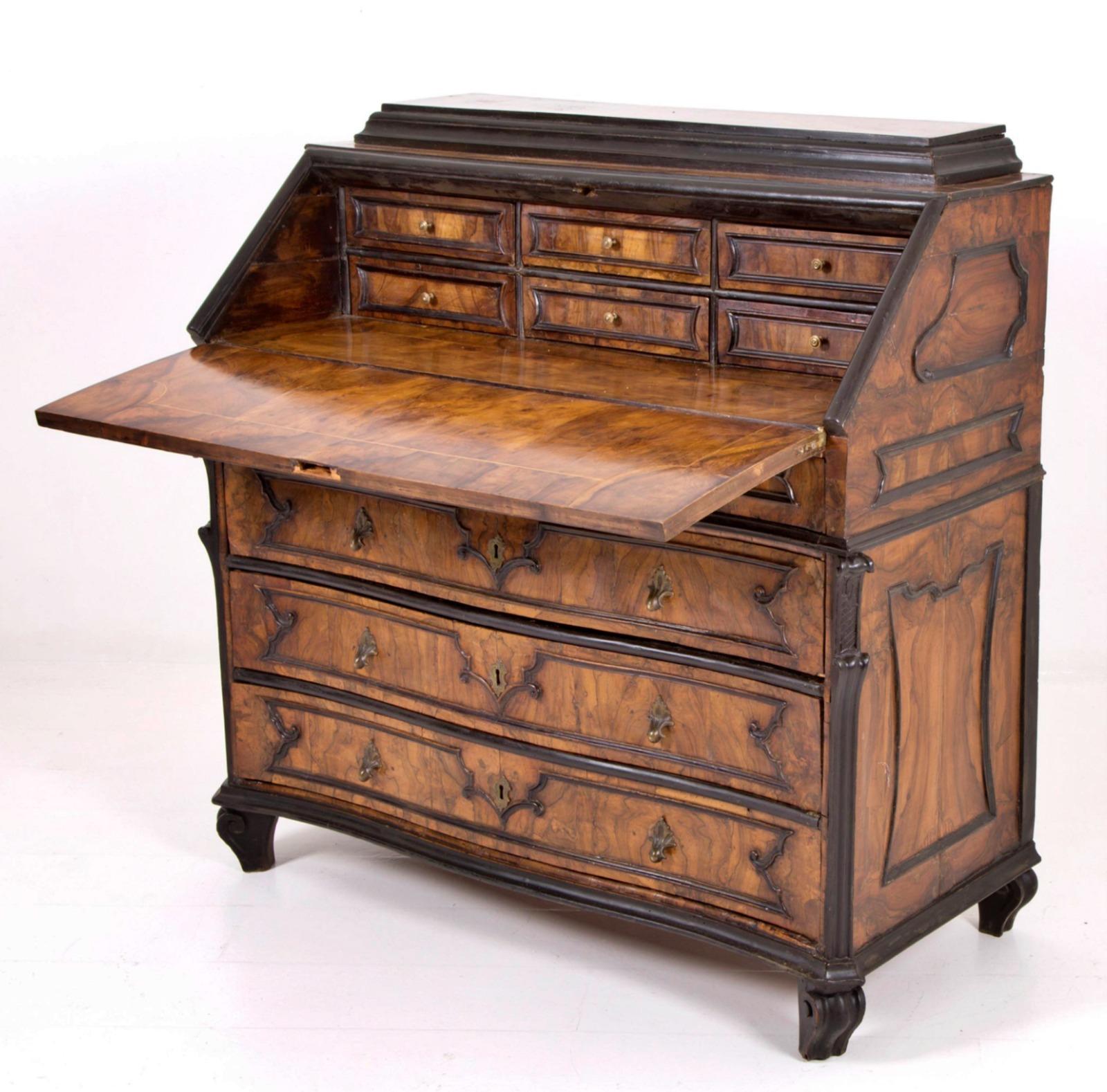 Italian Veneered Flap in Walnut and Burr Walnut with Lombardy 18th Century For Sale