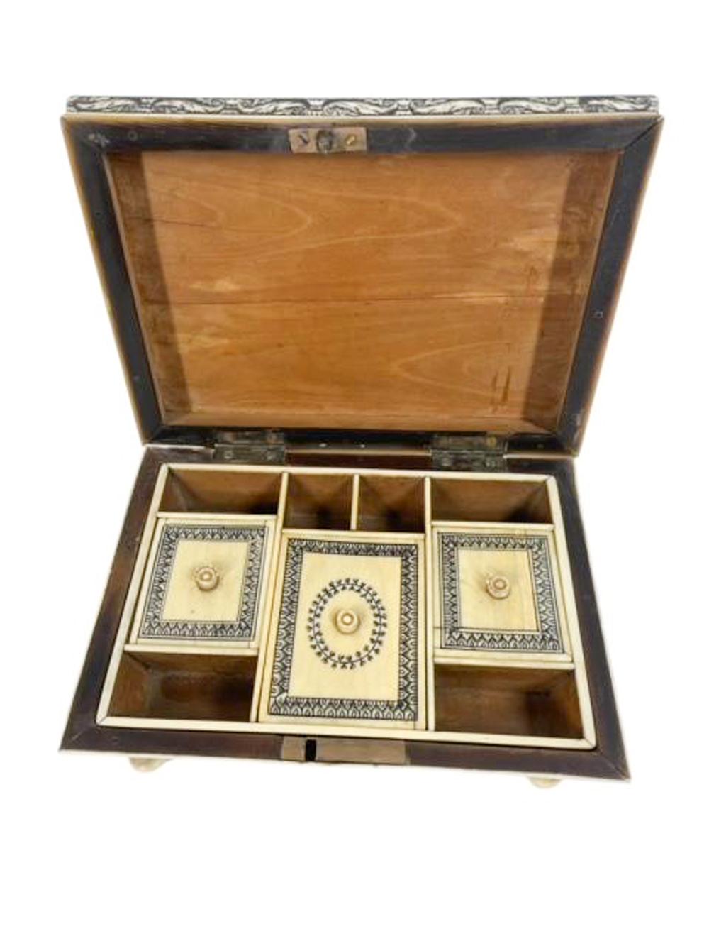 Furnierter Sandalenholz- Nähkasten mit Fuß und Federdekoration, Vizagapatam, Indien im Angebot 4