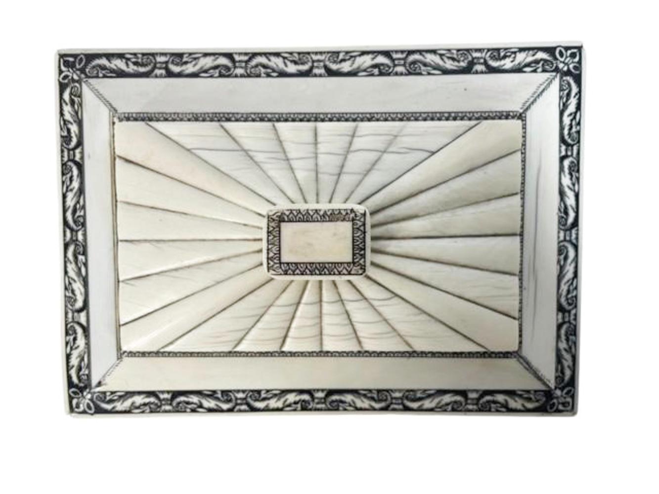 Anglo-indische, mit Federschmuck verzierte, furnierte Sandelholzkiste im Regency-Stil. Der schräge, zweistöckige Deckel hat eine kannelierte, geschnitzte obere Etage über einer glatten unteren Etage mit Federschmuckbordüre und rechteckigem