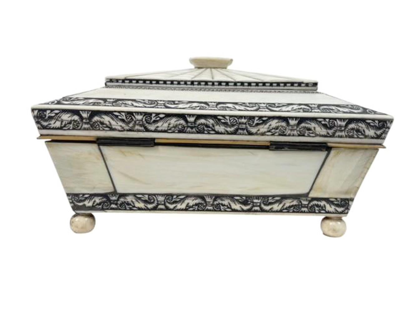Furnierter Sandalenholz- Nähkasten mit Fuß und Federdekoration, Vizagapatam, Indien (Indisch) im Angebot