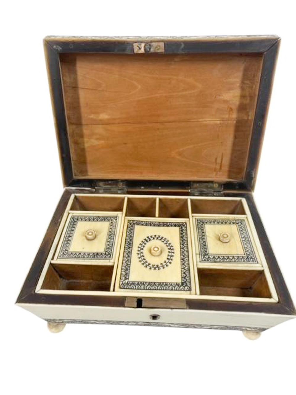 Furnierter Sandalenholz- Nähkasten mit Fuß und Federdekoration, Vizagapatam, Indien (19. Jahrhundert) im Angebot