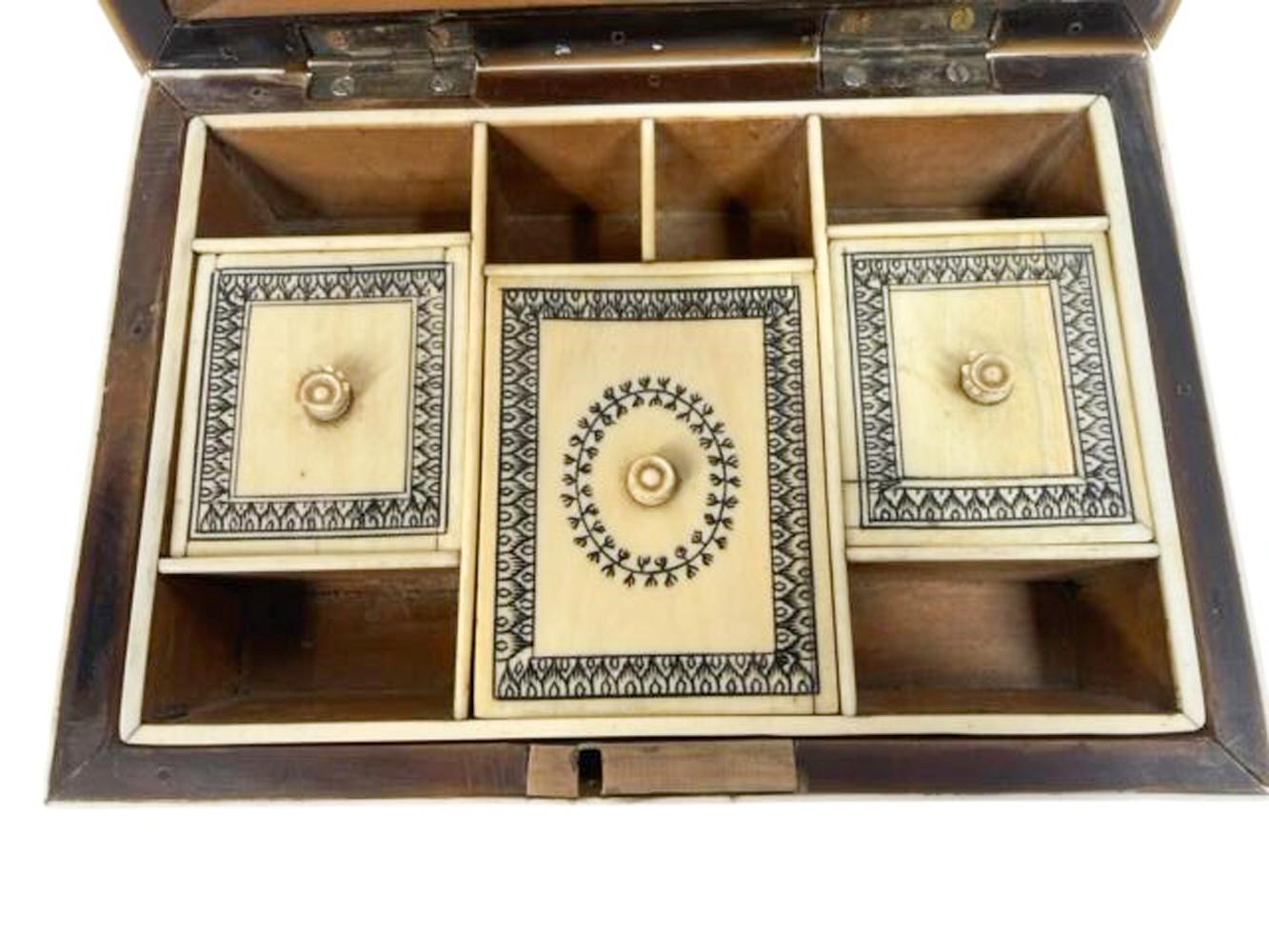 Furnierter Sandalenholz- Nähkasten mit Fuß und Federdekoration, Vizagapatam, Indien (Metall) im Angebot