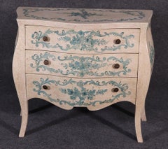 Commode bombée décorée de peinture vénitienne