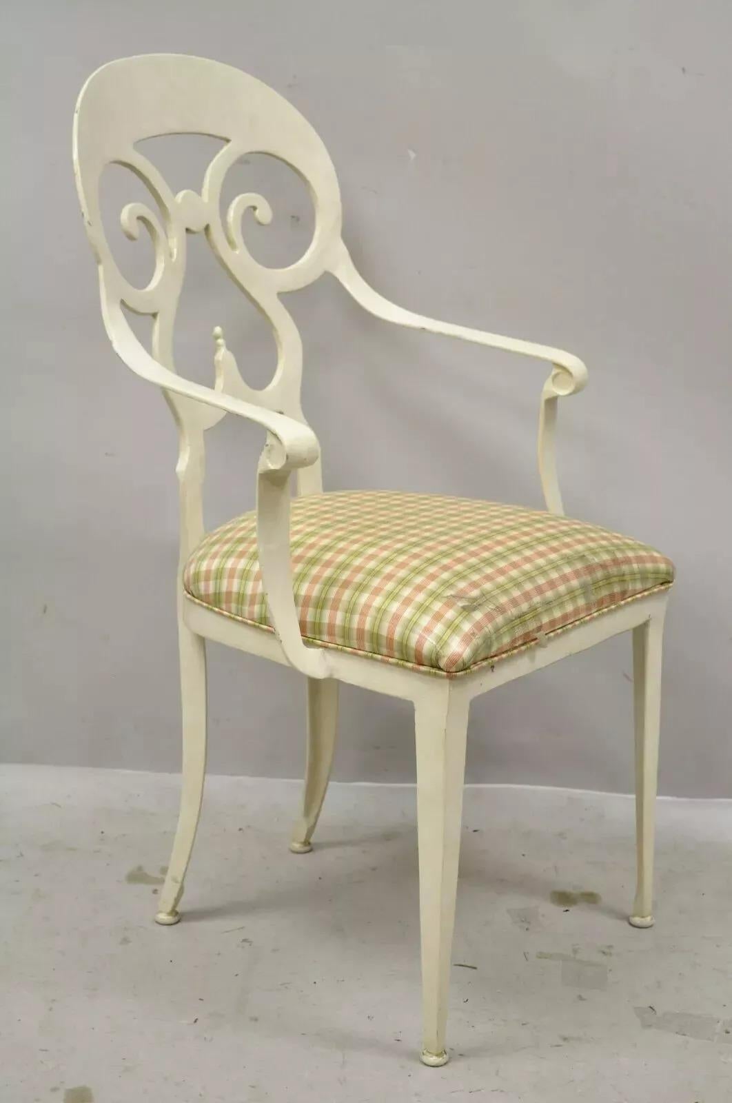 Poltrona con gambe a sciabola con schienale a vanga in alluminio fuso in stile Regency italiano di Veneman Furniture. L'articolo presenta uno schienale a vanga unico nel suo genere, una struttura in alluminio fuso, un'etichetta originale, gambe