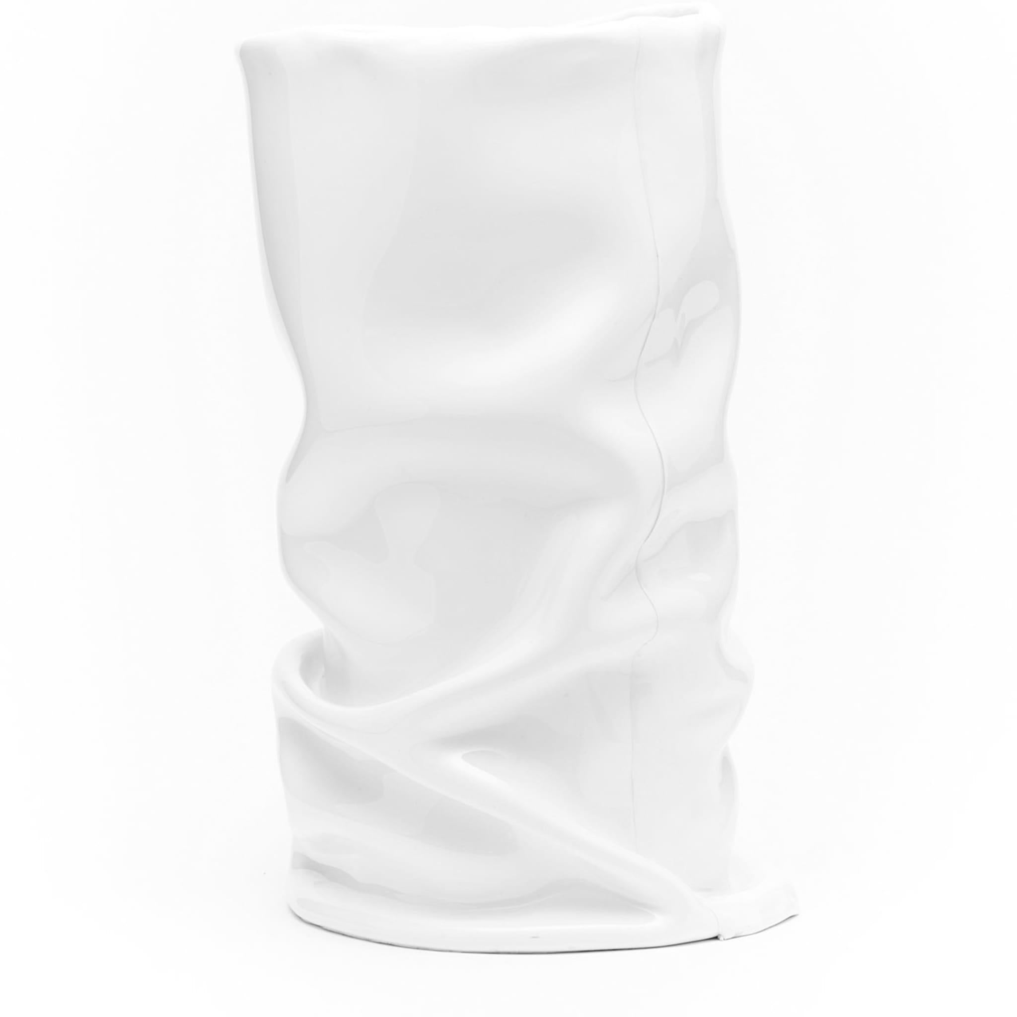 Here showcased in a glossy total-white look of striking luminosity, this resin vase belongs to a series of handcrafted pieces distinguished by a flounced design inspired by Ancient Greek-Roman garments. Its irregular curves and unadorned aesthetic