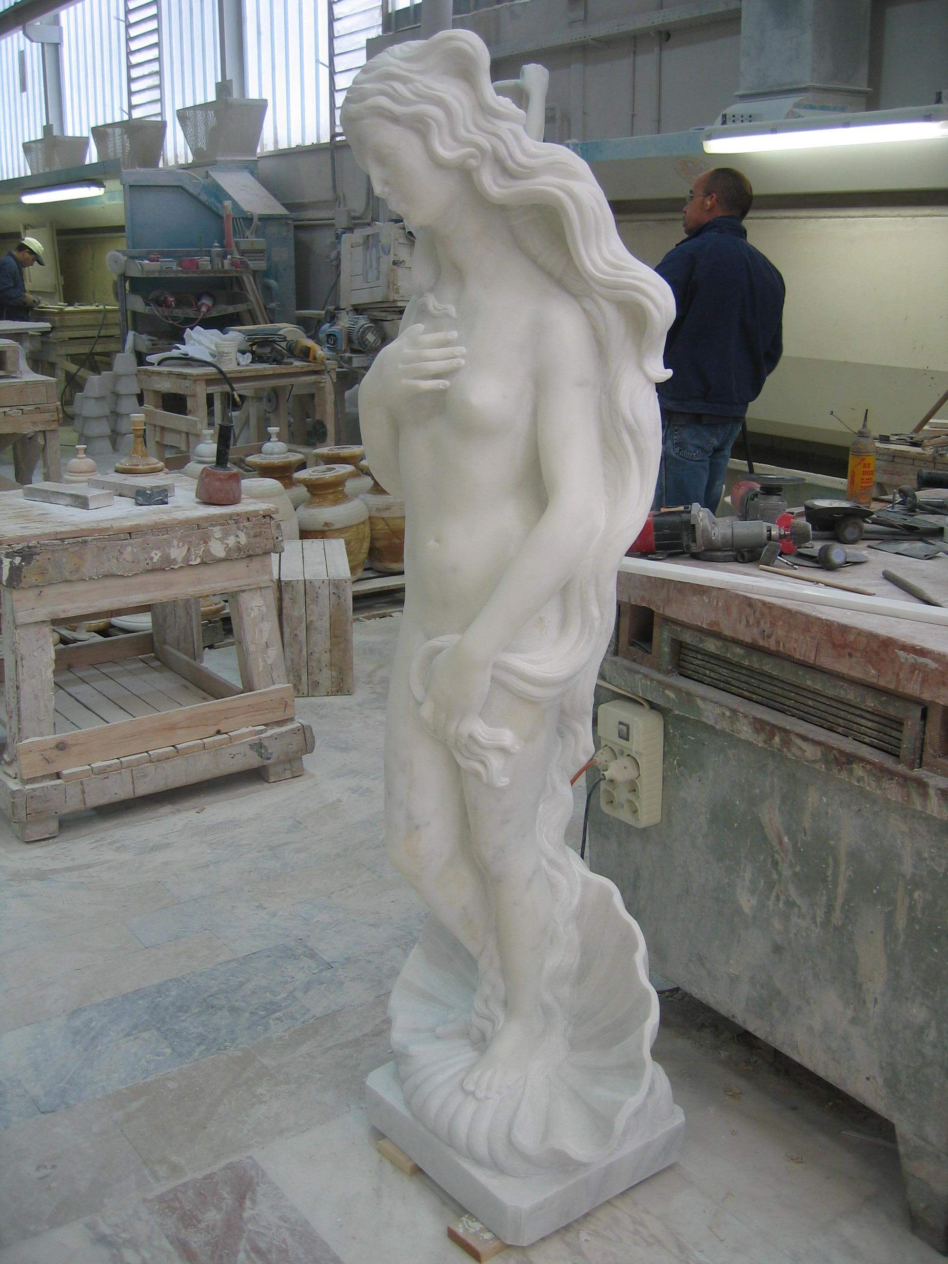 Venere statue in acqua bianco marble. Perfect for garden or home decor.
