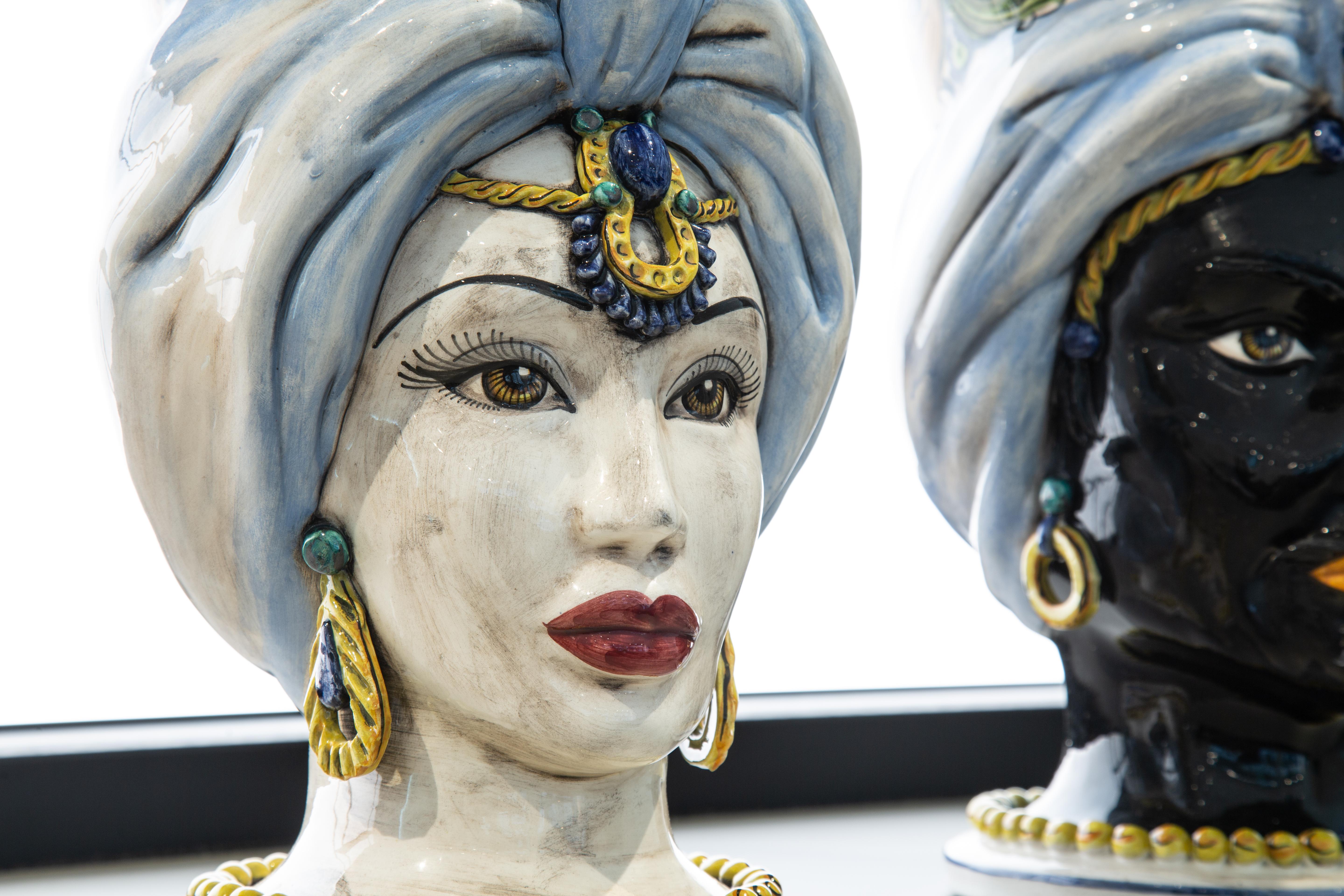Venezia Venere V15, maurischer Kopf einer Frau, handgefertigt in Sizilien, 2021, handbemalt, Größe S (Italienisch) im Angebot