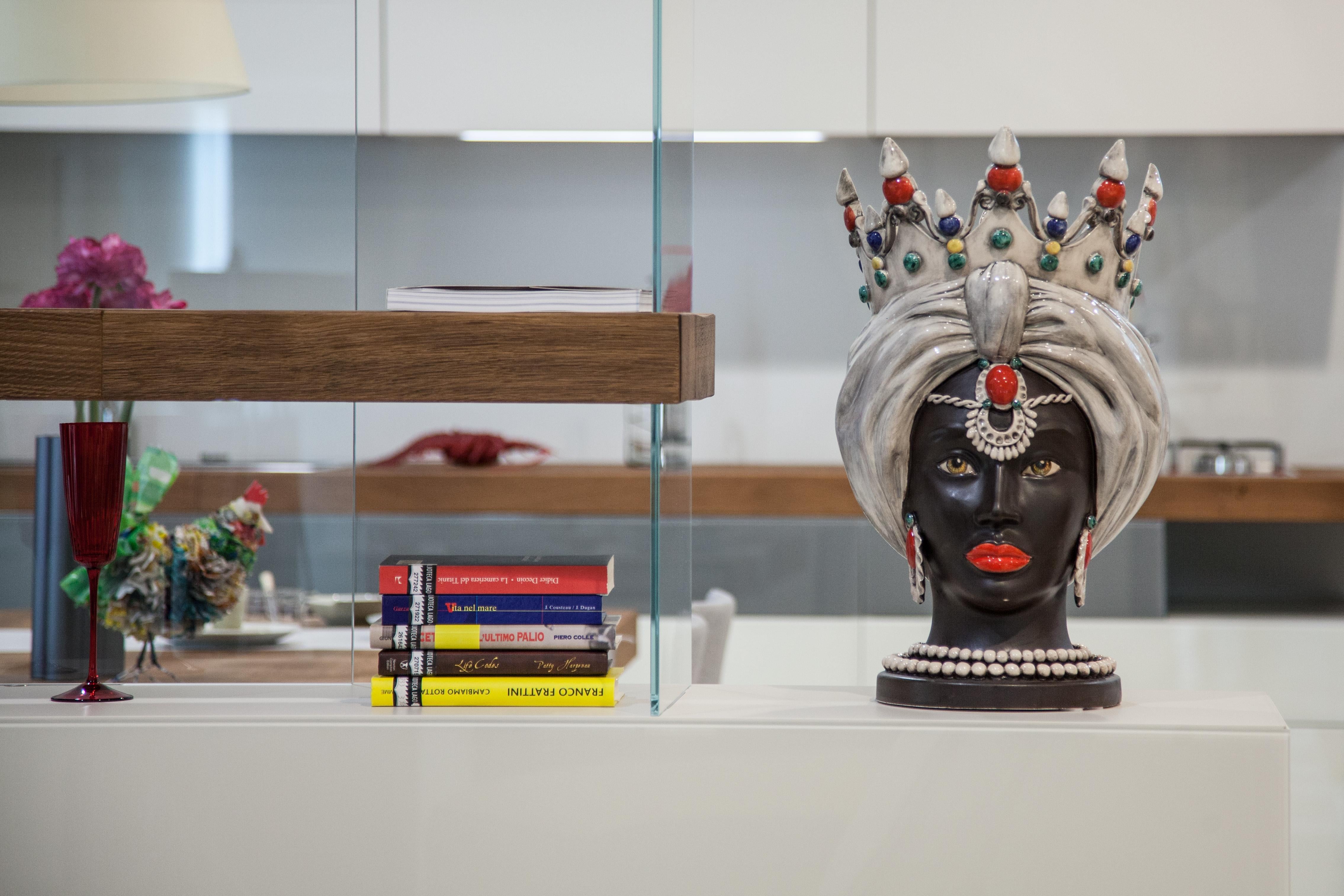 Die Sammlung

Diese Kollektion bietet Ideen für zeitgenössische Dekoration durch raffinierte Kunstwerke, die an die Tradition der Keramik von Caltagirone gebunden sind, Kunstobjekte, die Geschichte und Design verbinden.
Die extreme Liebe zum