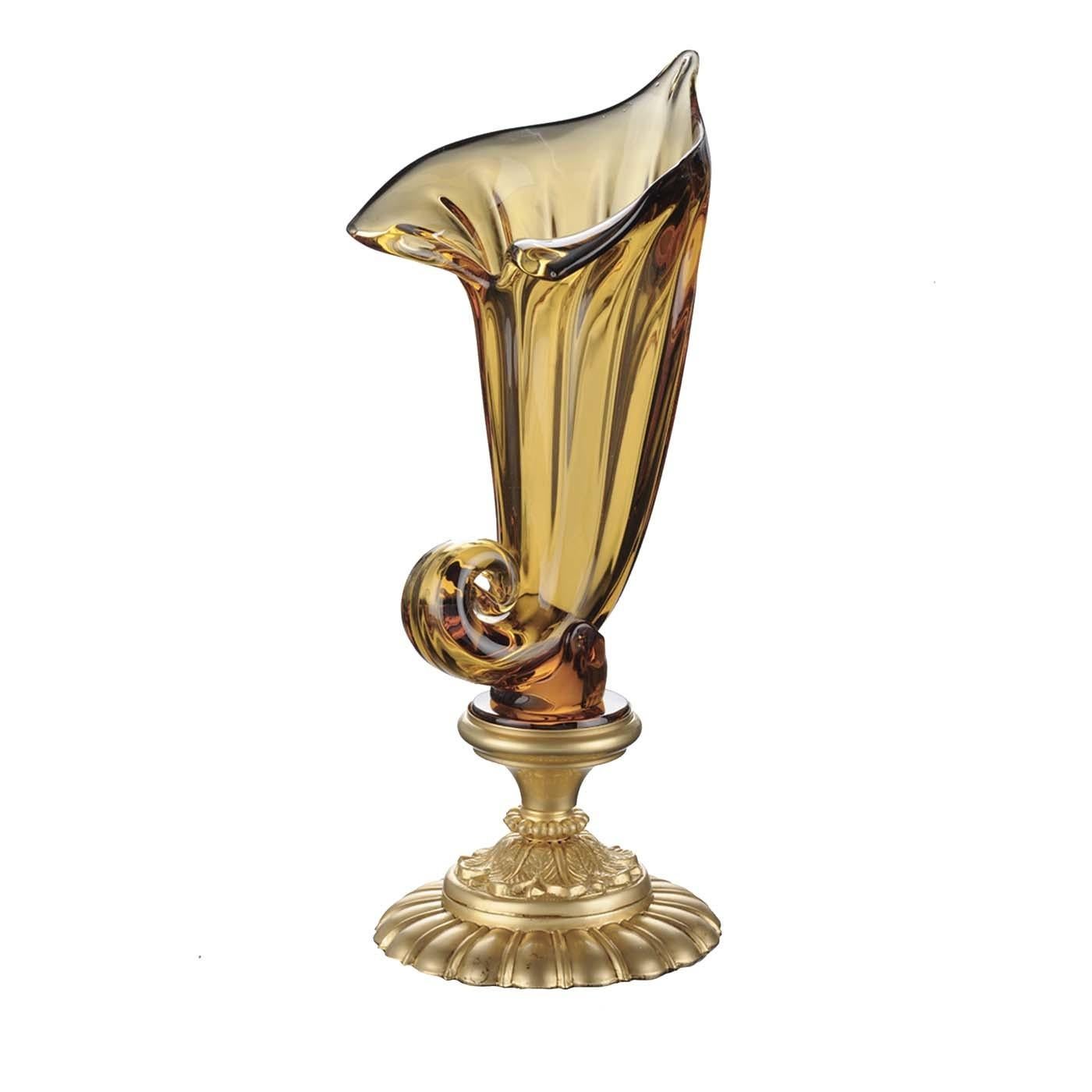 Part of a series of superb vases, this piece of functional decor will enrich a classic interior, thanks to its superb manufacturing and the use of noble materials. The traditionally inspired design features a round base in satin gold-finished bronze