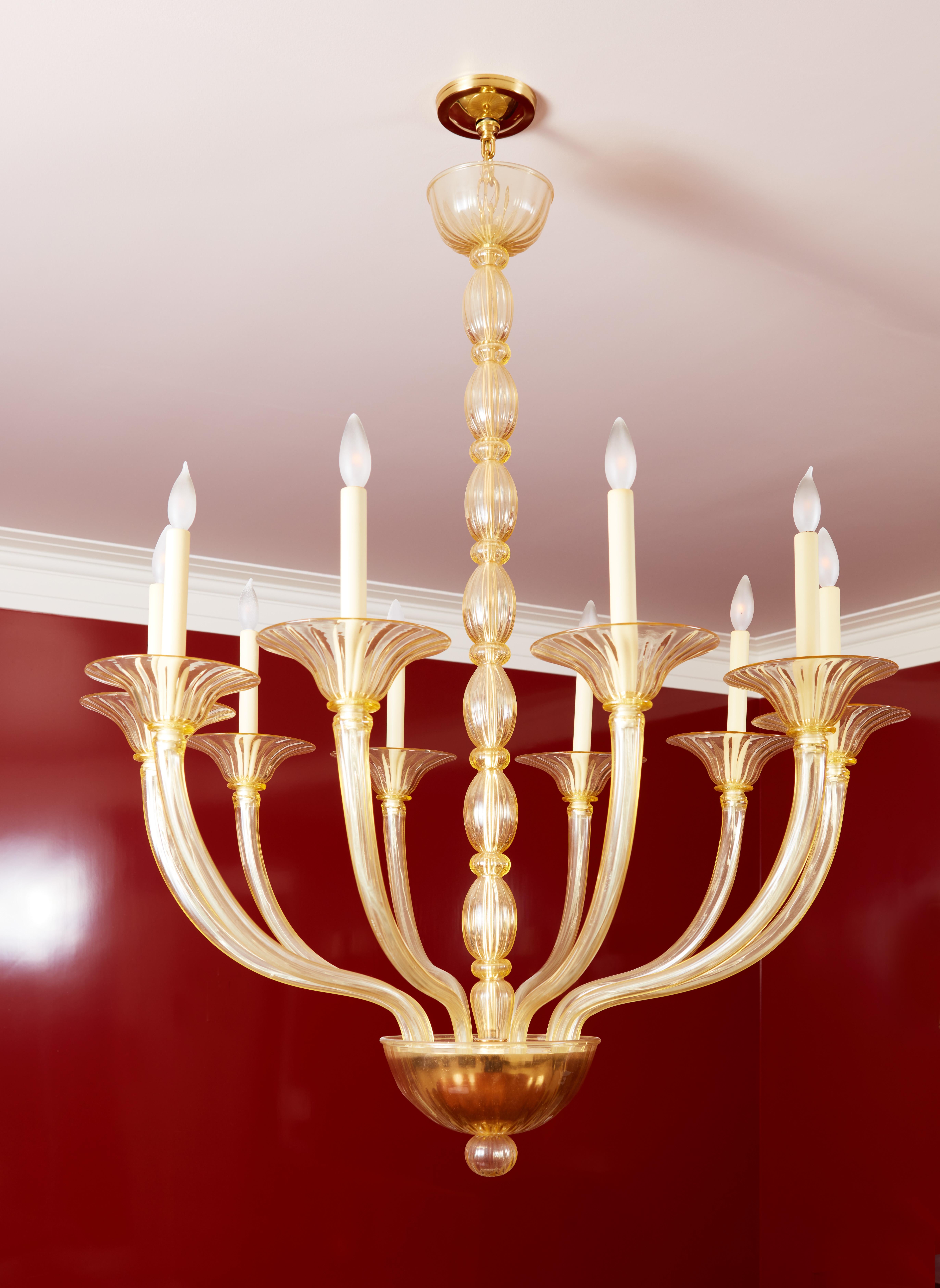 Bellissimo lampadario veneziano a 10 luci in vetro soffiato color ambra. Le condizioni e l'impianto elettrico sono eccellenti!
